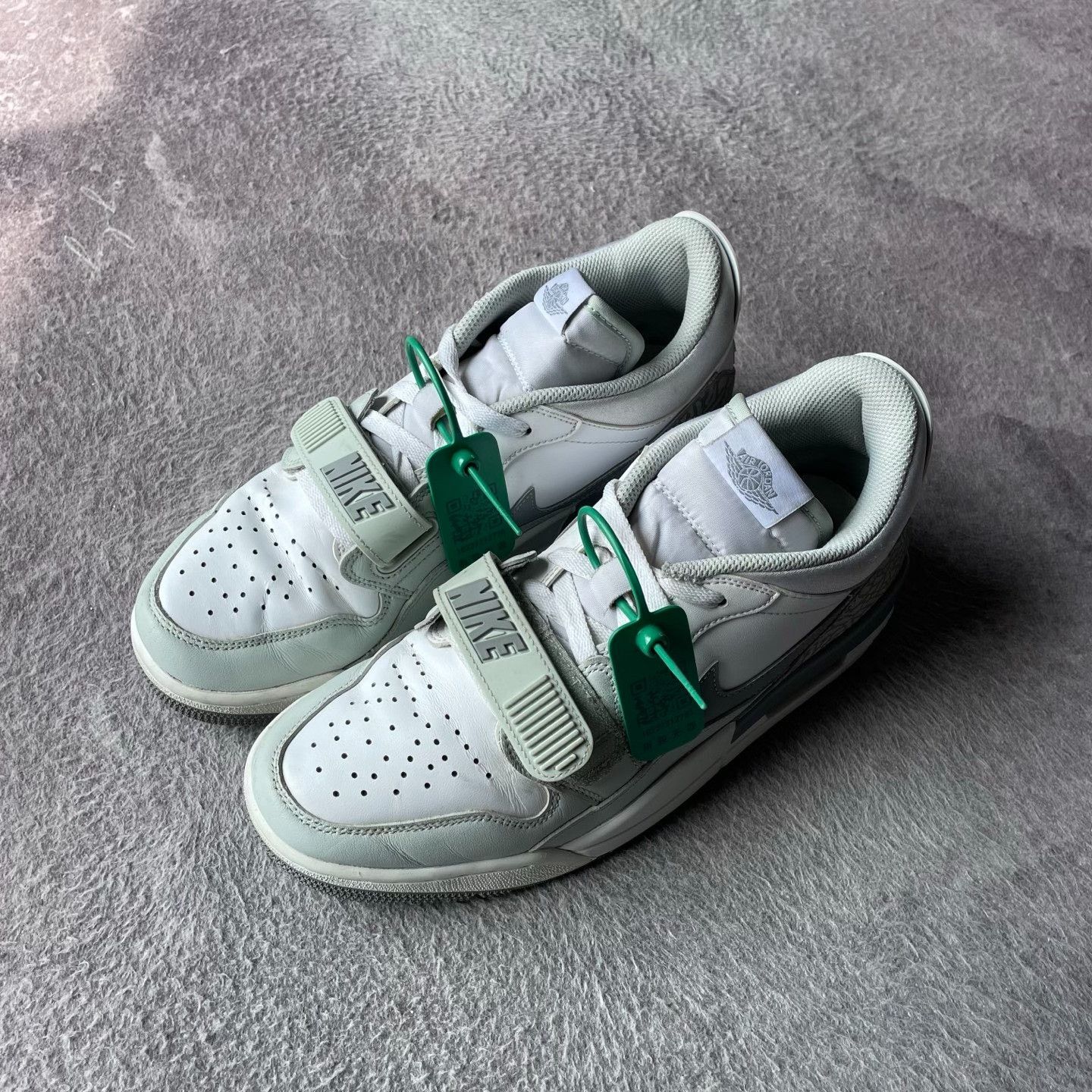 Nike Nike White Lowtop Sneakers 42 Men Size US 9 / EU 42 - 1 Thumbnail