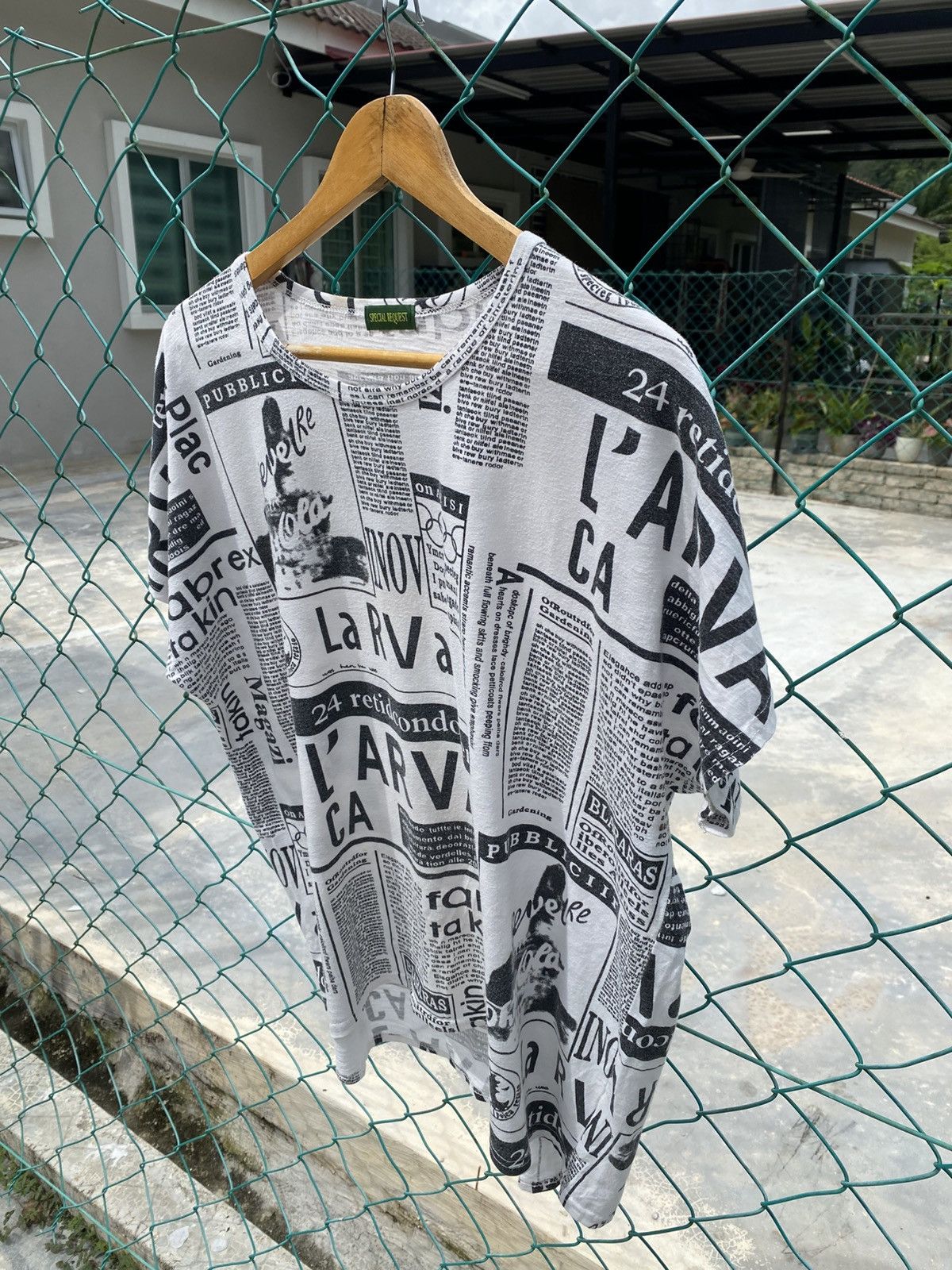 Japanese Brand Special request news paper fullprinted boxy tee Size L / US 10 / IT 46 - 4 Thumbnail