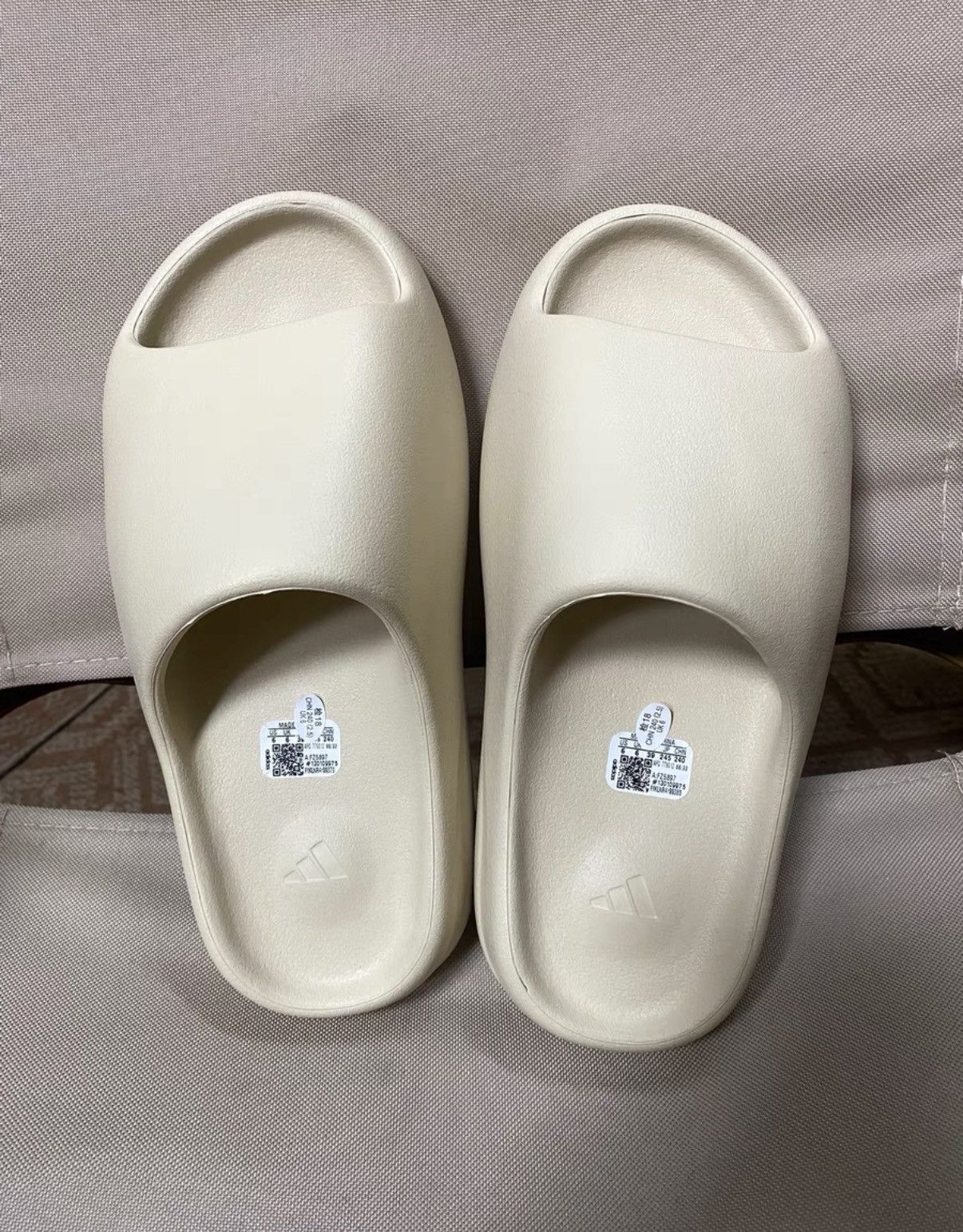 Adidas Adidas Yeezy Slide Bone K37 Size US 9 / IT 39 - 5 Thumbnail