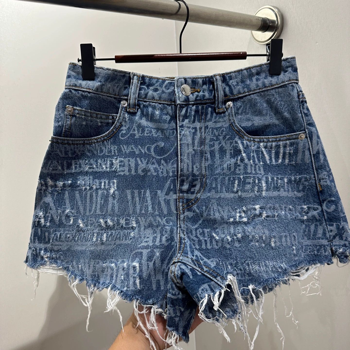 Alexander Wang Alexander Wang May399 All-Over Slogan Cotton Shorts 25 Size 25" / US 0 / IT 36 - 6 Thumbnail