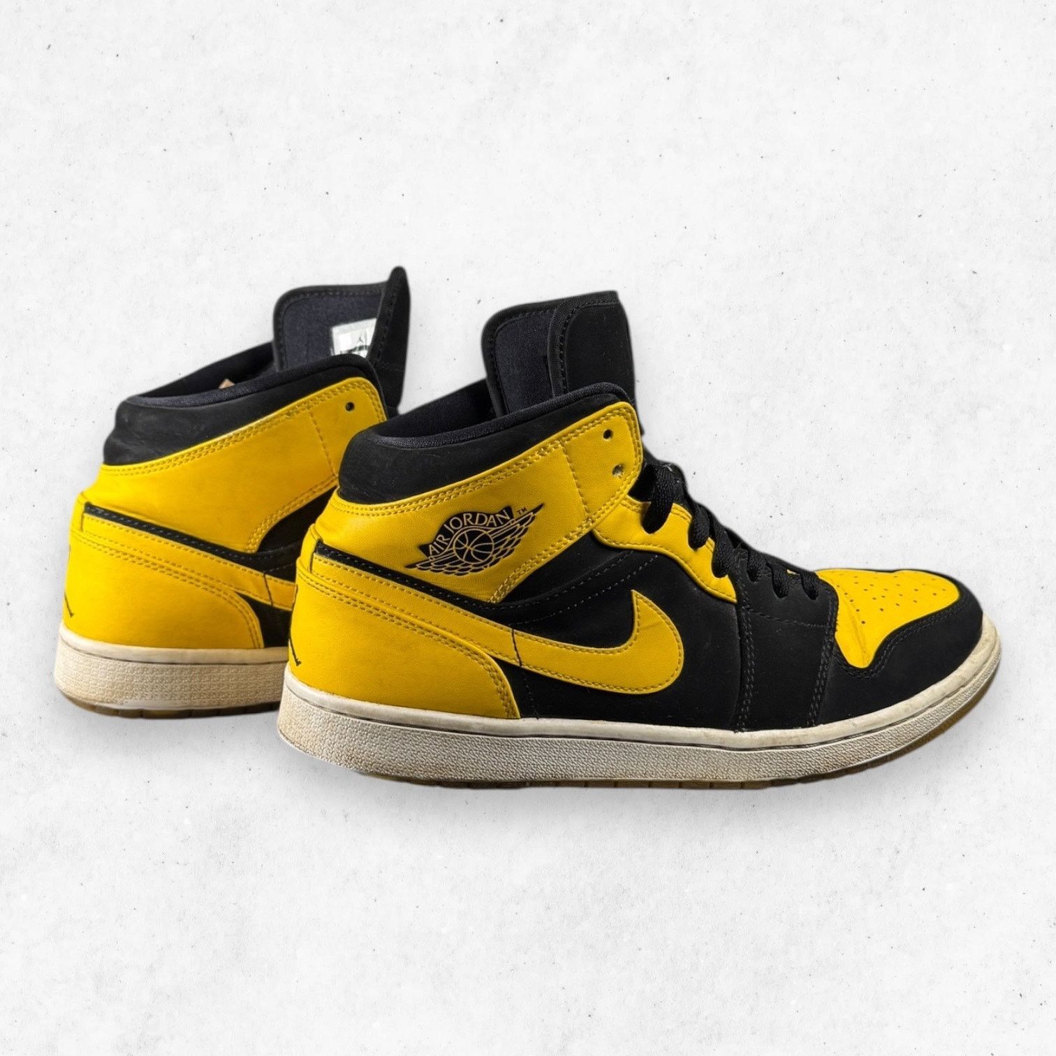 Jordan Brand Air Jordan 1 Retro Mid New Love OG 2017 554724-035 Mens 11 Size US 11 / EU 44 - 4 Thumbnail