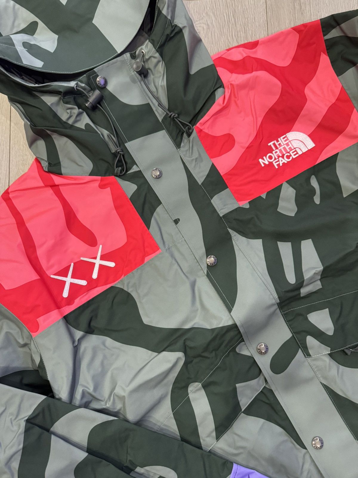 Kaws × The North Face KAWS X THE NORTH FACE 1986 MOUNTAIN JACKET BALSAM GREEN Size US L / EU 52-54 / 3 - 3 Thumbnail