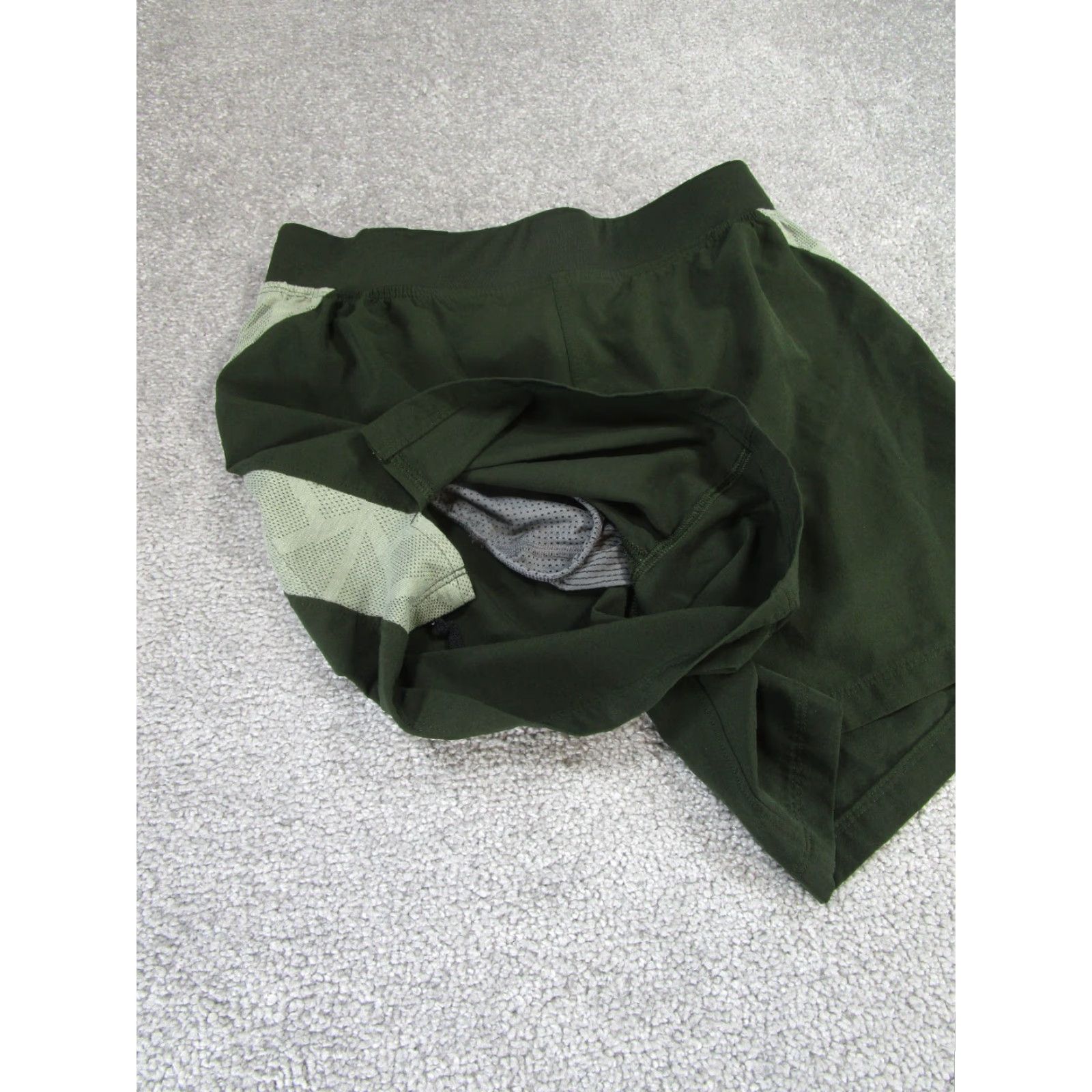 Under Armour Under Armour Shorts Womens Small Heatgear Lightweight Fitted Green Athletic Activewear"} Size 28" / US 6 / IT 42 - 3 Thumbnail