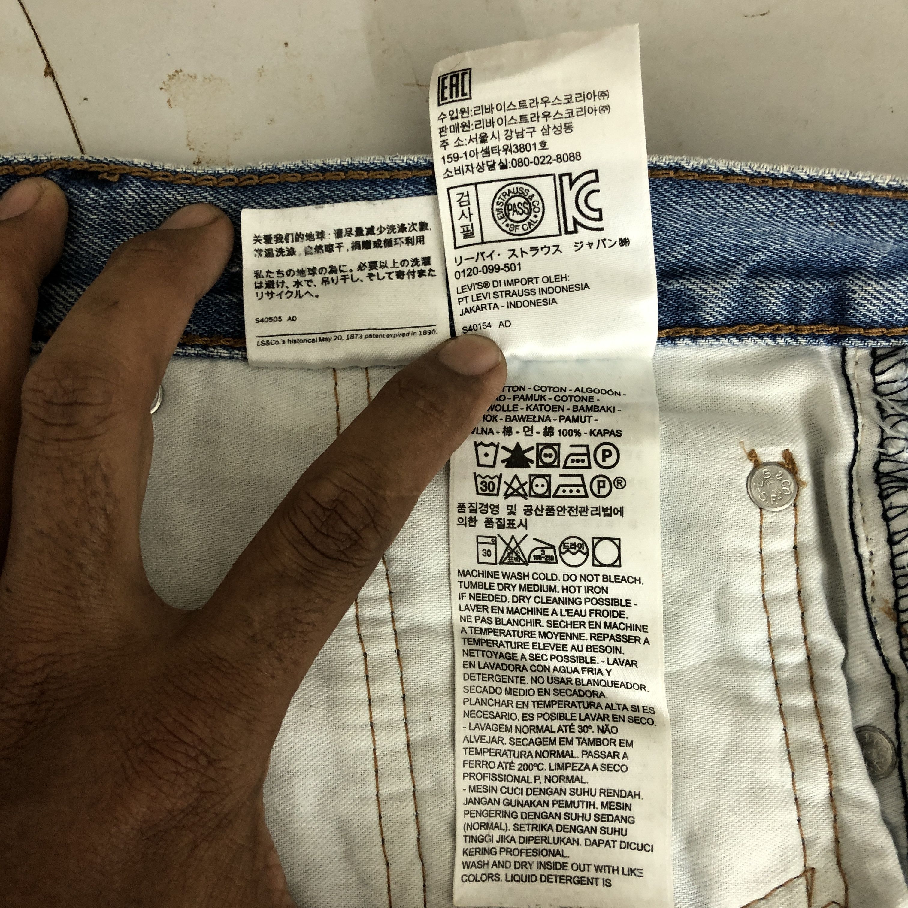 Levi's Vintage Levis 550 Light Wash Denim Dirty Levi's Faded Jeans Size US 36 / EU 52 - 9 Thumbnail