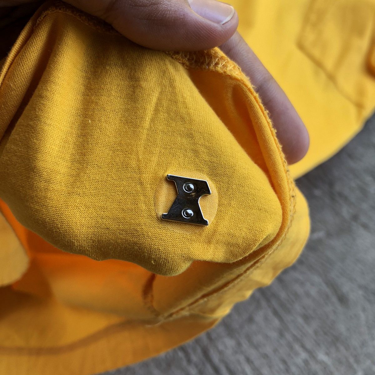 Louis Vuitton Louis Vuitton Small Metal Pendant Shirt Size L / US 10 / IT 46 - 7 Thumbnail