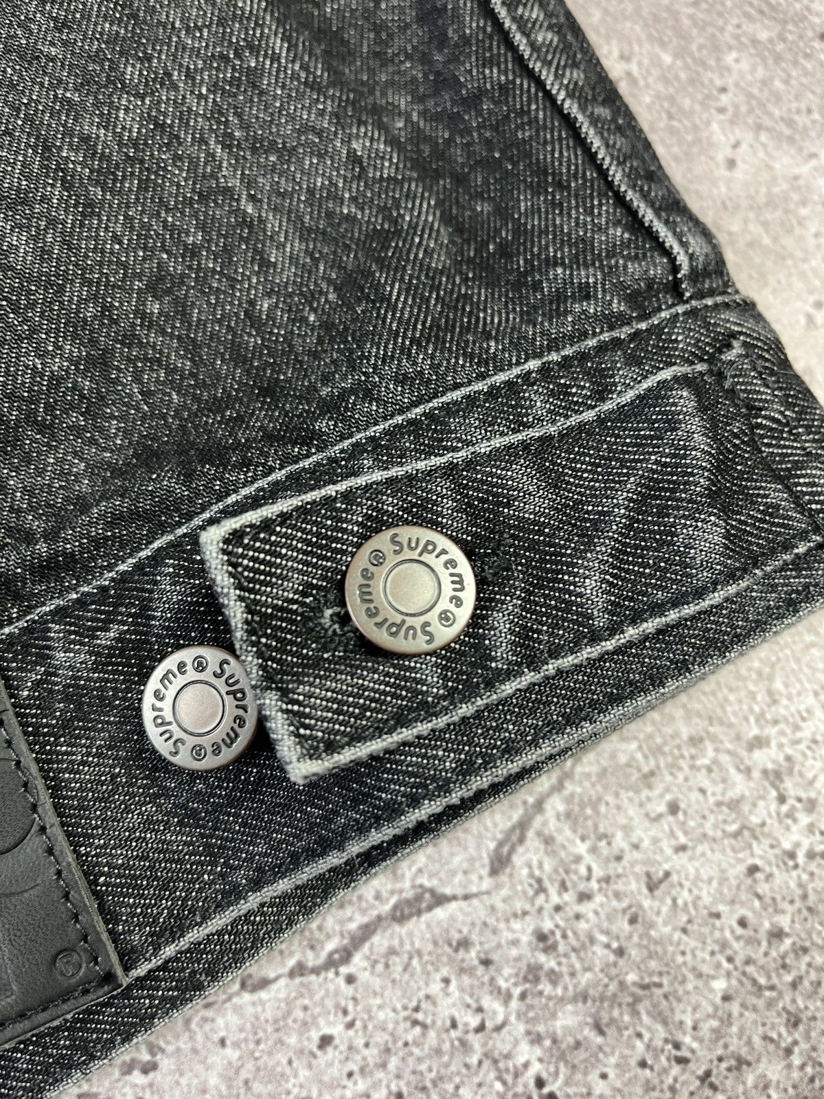 Supreme Supreme Inset Logo Denim Trucker Jacket 'Black' Size US M / EU 48-50 / 2 - 7 Thumbnail
