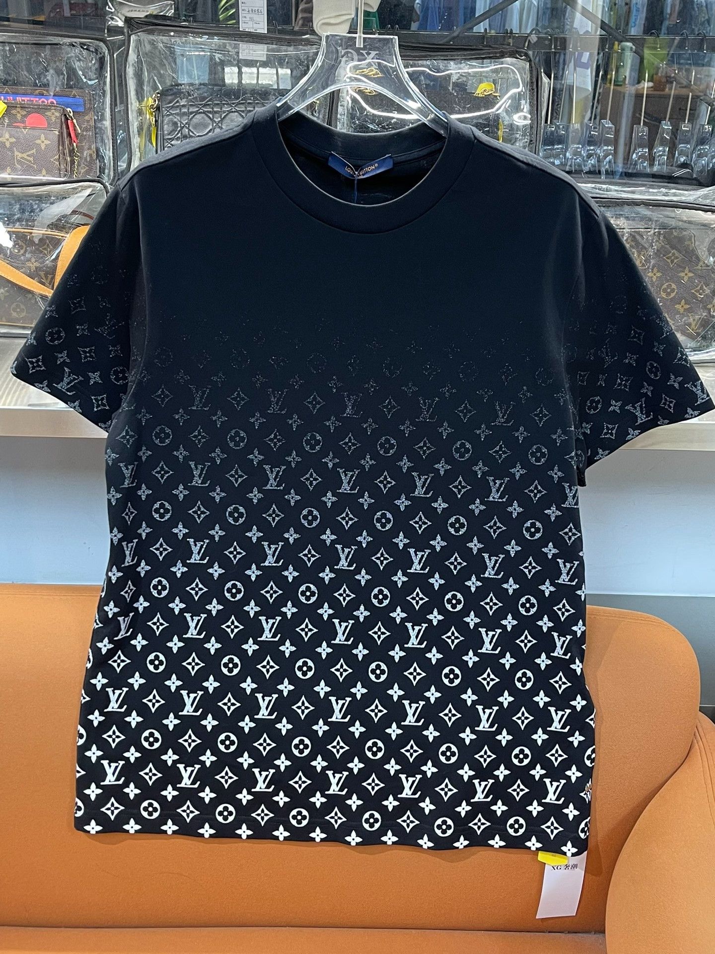 Louis Vuitton Louis Vuitton Monogram Gradient Crewneck T-Shirt Size US L / EU 52-54 / 3 - 1 Thumbnail