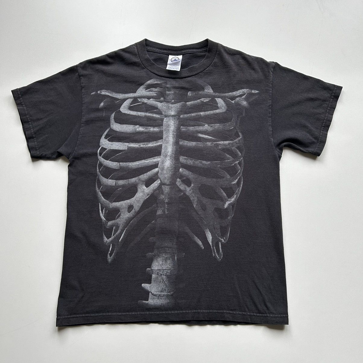 image of Art Vintage 2000S Skeleton Rib Cage Graphic T Shirt Medium in Black, Men's