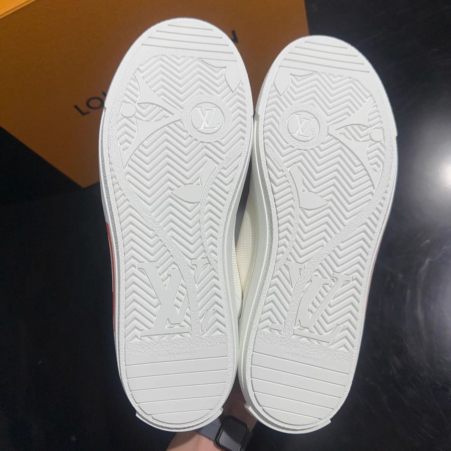 Louis Vuitton LV Charlie Orange Logo White Sneaker 41.5 (UK7.5) Size US 8.5 / EU 41-42 - 4 Thumbnail