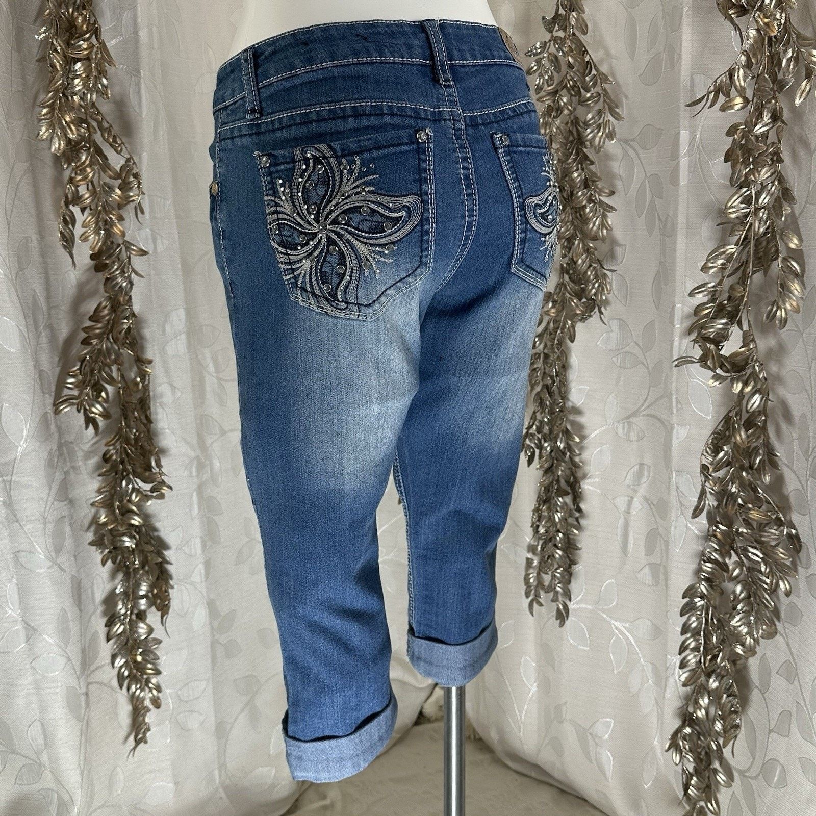 Indigo Love Indigo Jean Women's Size 6 Cuffed Capri Bling Size 28" / US 6 / IT 42 - 1 Thumbnail
