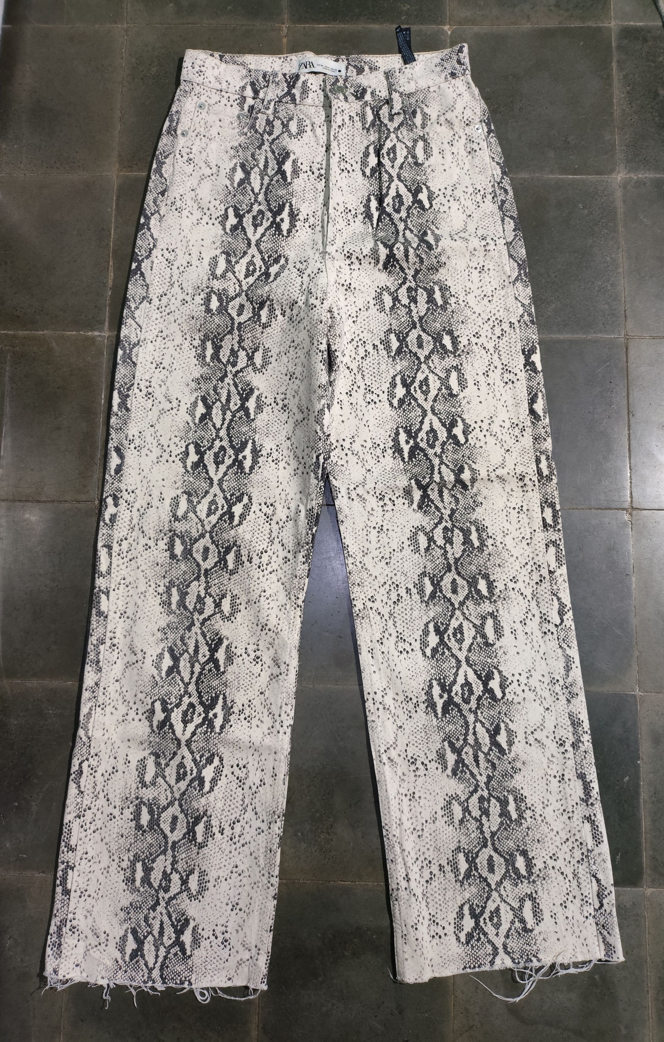 Zara ZARA 90’s Snake Print Trendy Jeans Tan Zip fly Pockets Size 27" / US 4 / IT 40 - 1 Thumbnail