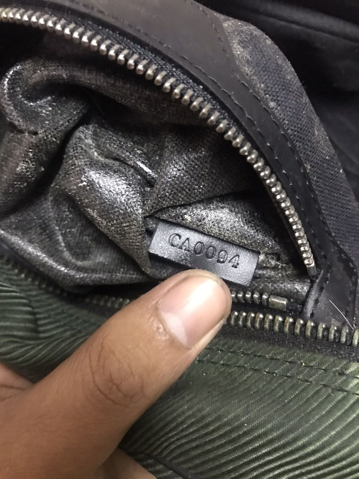 Louis Vuitton Authentic Louis Vuitton Size ONE SIZE - 4 Thumbnail