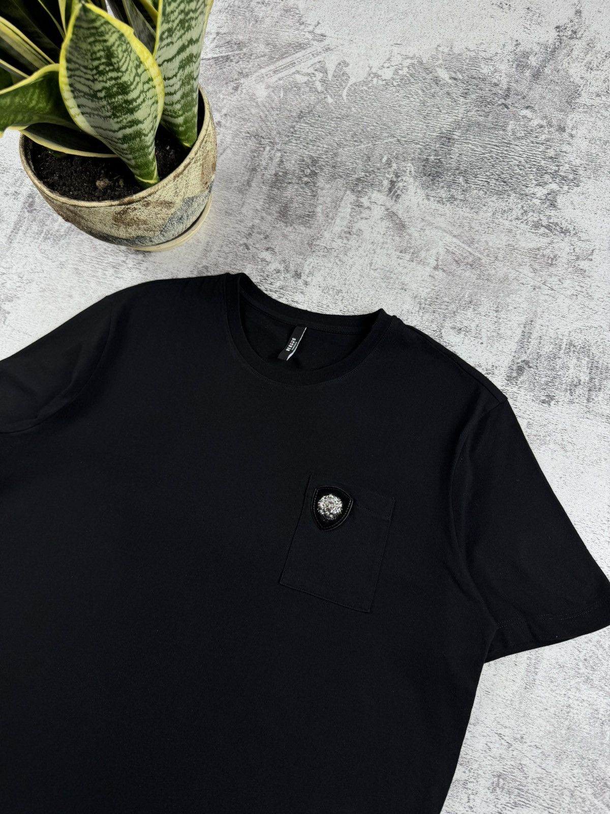 Versus Versace Versace 2016 Lion Head Pocket Basic Badge Jersey T Shirt Tee Size US M / EU 48-50 / 2 - 5 Thumbnail