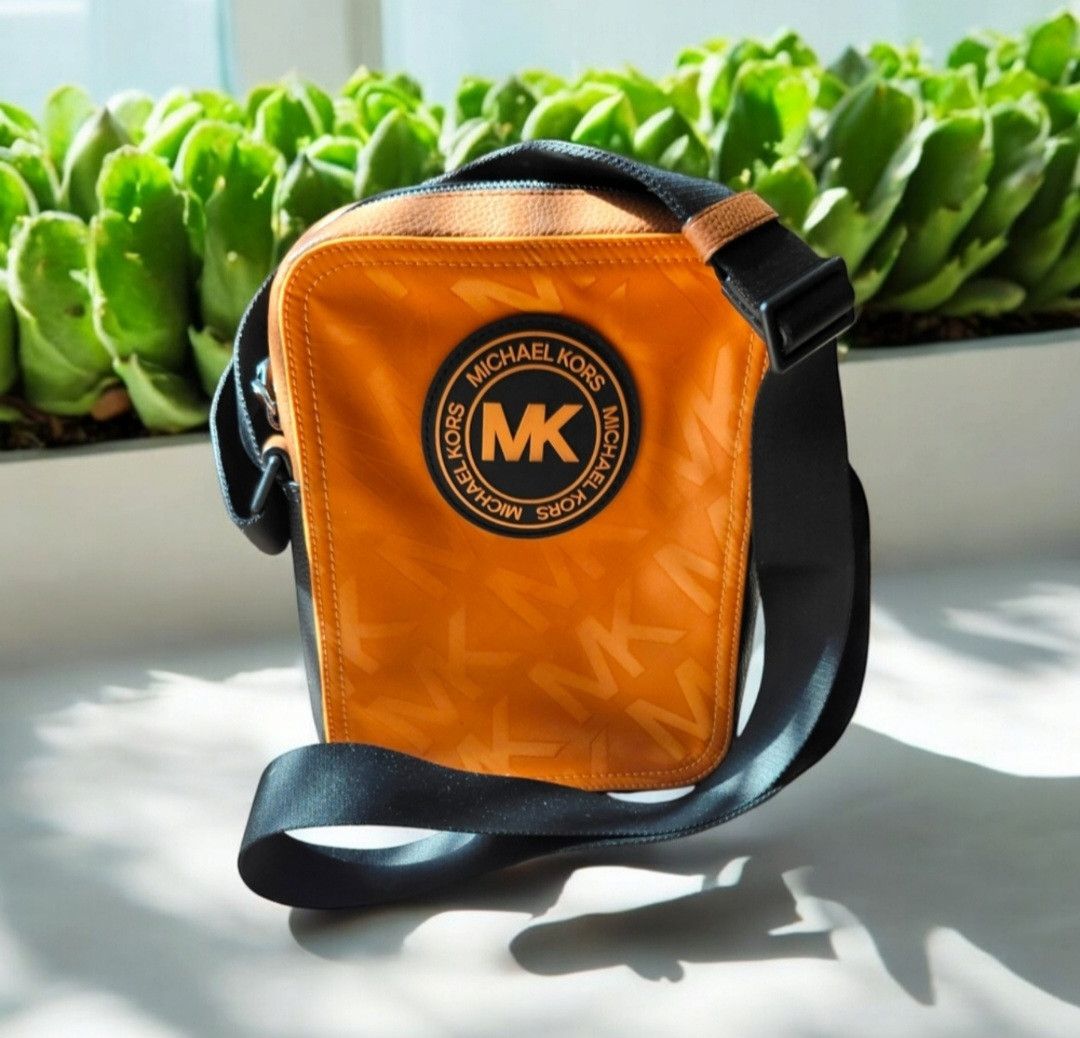 Michael Kors Michael Kors Crossbody/Messenger/Travel/Flight Bag Size ONE SIZE - 1 Thumbnail