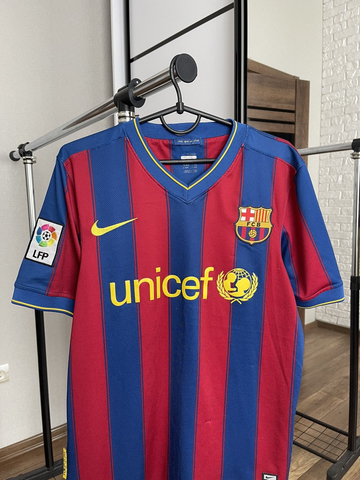 Other 2009/2010 Nike FC Barcelona Messi Vintage Soccer Jersey Tee Size US S / EU 44-46 / 1 - 7 Thumbnail
