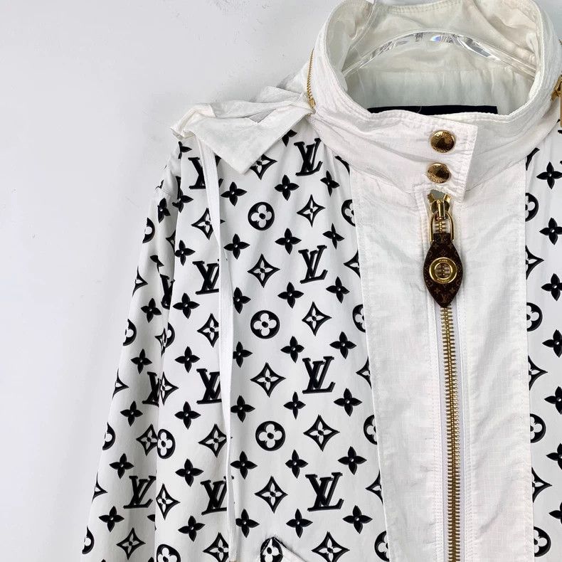 Louis Vuitton Louis Vuitton 23 white logo full-print hooded zippered lon Size XS / US 0-2 / IT 36-38 - 3 Thumbnail
