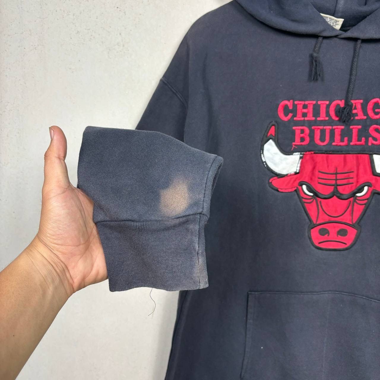 Nutmeg Vtg 90s Chicago Bulls Nutmeg Mills Hoodie NBA USA Size L Size US L / EU 52-54 / 3 - 6 Thumbnail