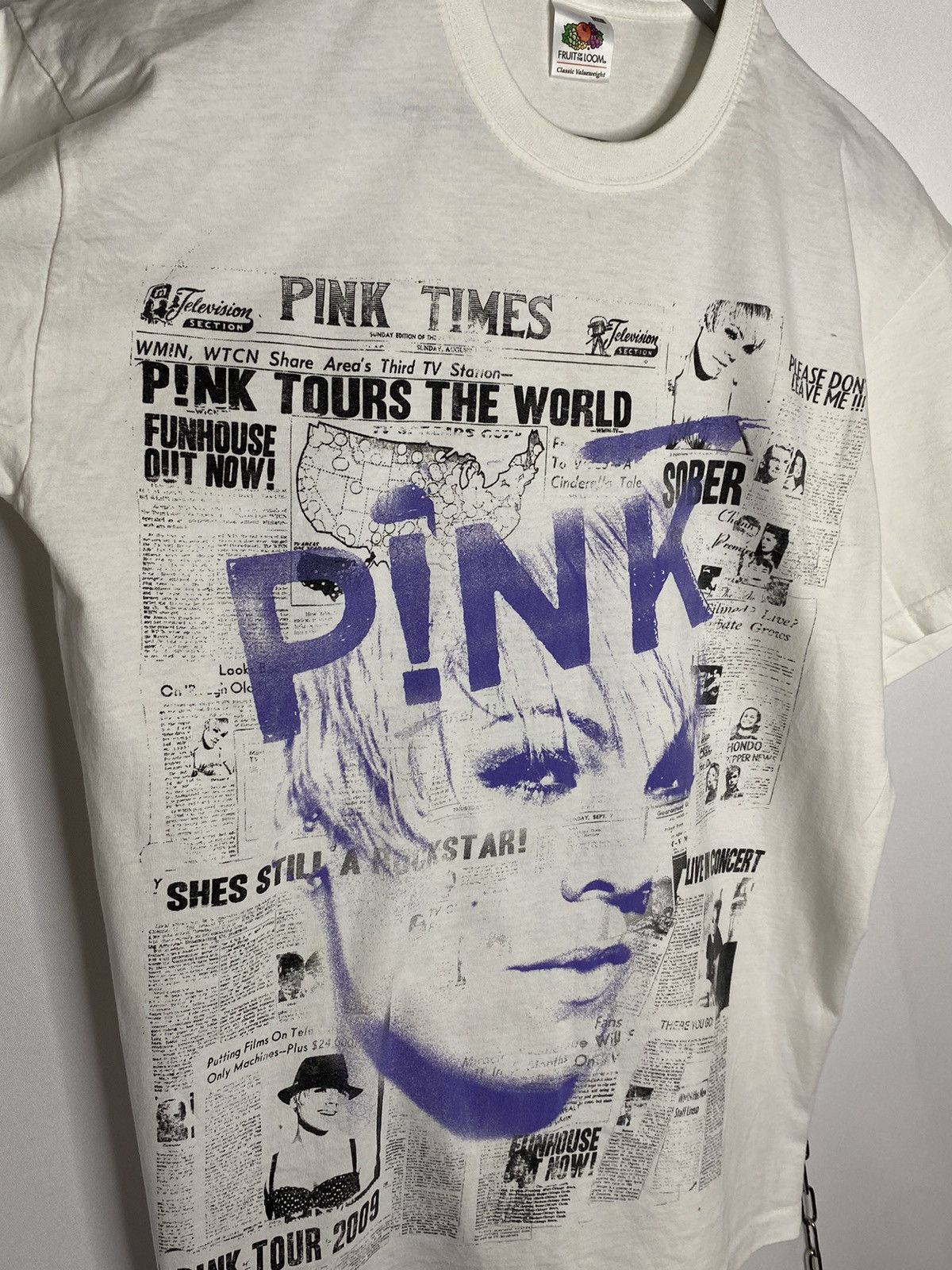 Band Tees 🎶Vintage Pink Tour 2009 T-Shirt Tee Y2K Rare🎶 Size US M / EU 48-50 / 2 - 4 Thumbnail
