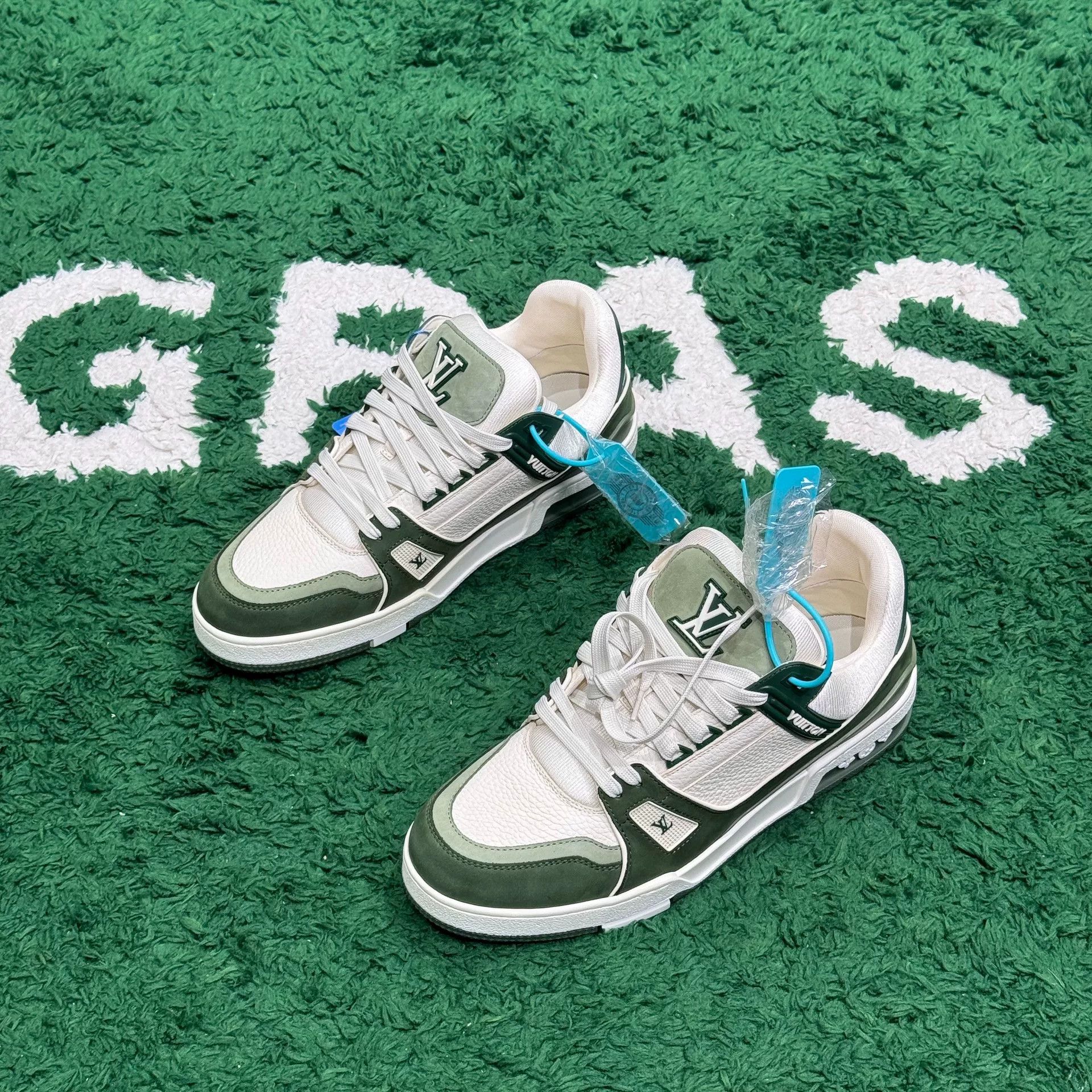 Louis Vuitton Louis Vuitton Training Green Lowtop Sneakers 9 Men Size US 9 / EU 42 - 1 Thumbnail