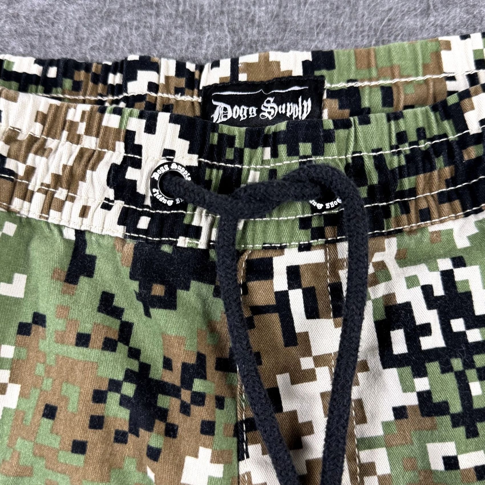 Vintage Dogg Supply Snoop Dogg Cargo Shorts Mens Medium Camo Digital Drawstring Pockets Size US 31 - 4 Thumbnail