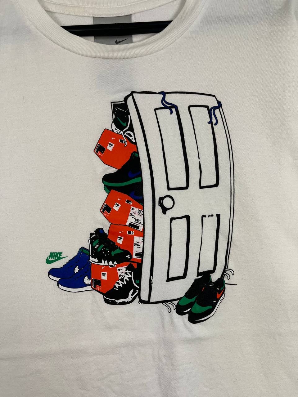 Nike Nike Graphic T Shirt Sneaker Closet Door Print Mens Size XL Size US XL / EU 56 / 4 - 2 Thumbnail