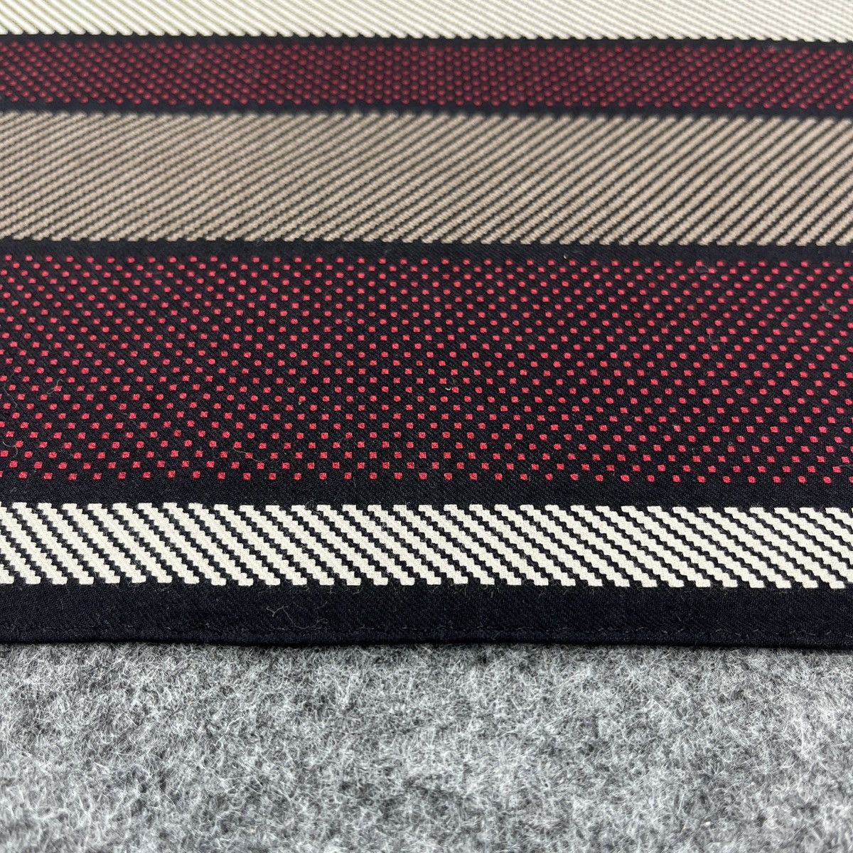 Burberry Burberry Handkerchief / Bandana / Neckerchief B1754 Size ONE SIZE - 6 Thumbnail