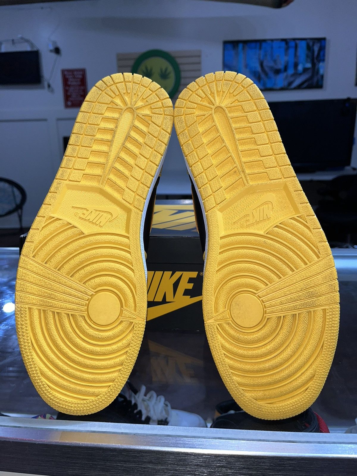 Jordan Brand Jordan 1 Pollen Size US 12 / EU 45 - 5 Thumbnail