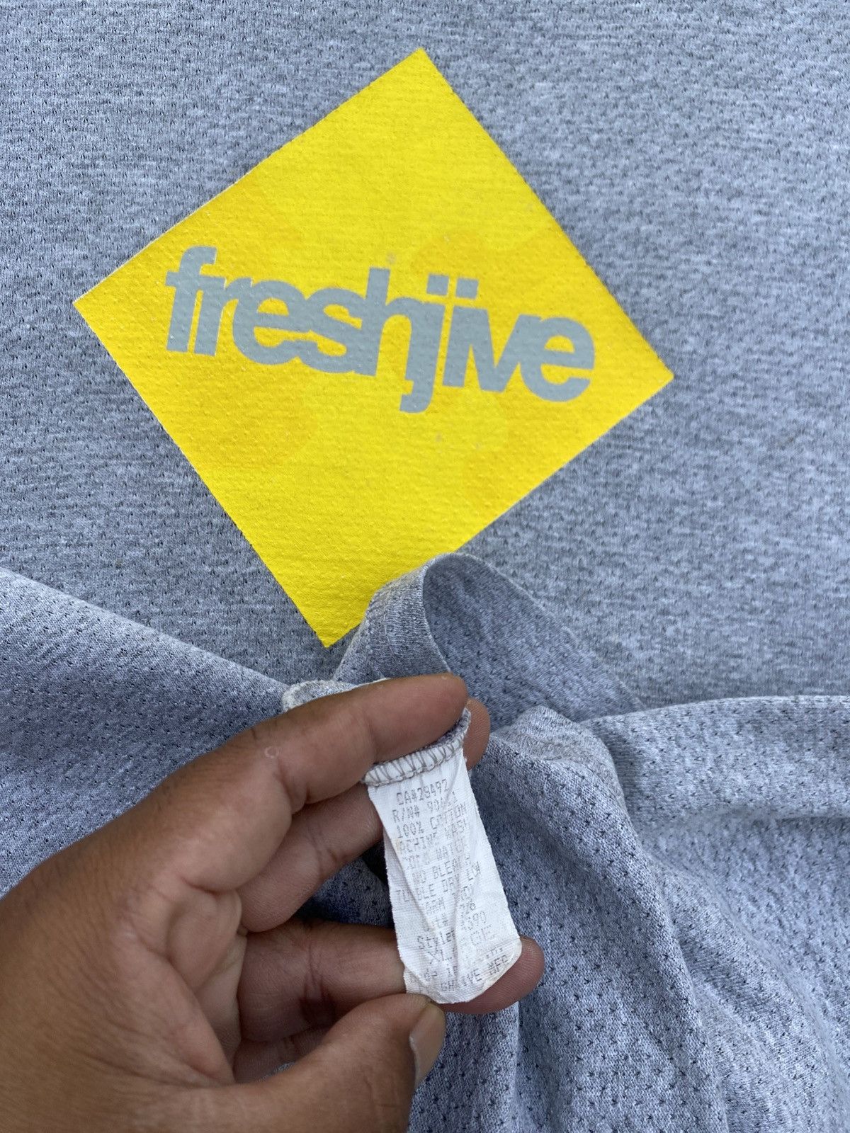 Freshjive Rare Vintage 90s Freshjive Centre Logo Tshirt Size US L / EU 52-54 / 3 - 11 Thumbnail