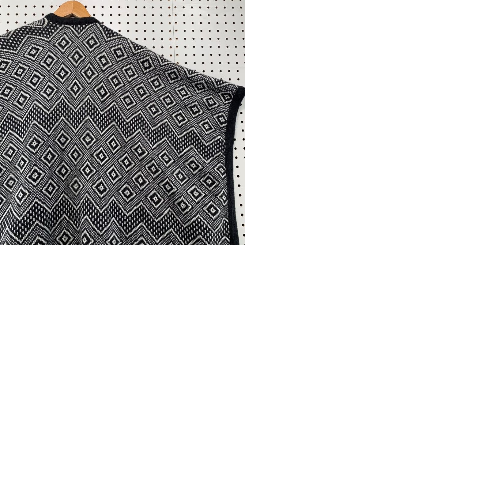 Vintage VINTAGE Alpafina Cusco Peru Alpaca Wool Poncho Geometric Diamond Knit Black White Wrap Size ONE SIZE - 10 Thumbnail