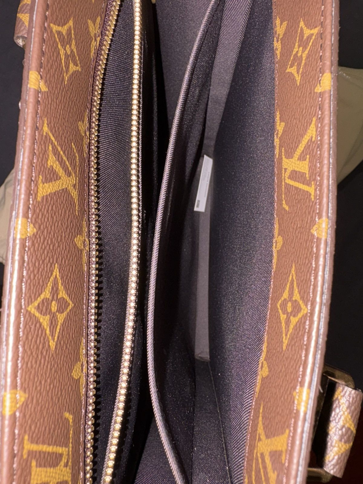 Louis Vuitton Louis Vuitton X Kid Super FW 23 Sac Plat Size ONE SIZE - 7 Thumbnail