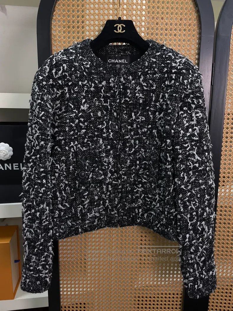 Chanel Chanel 19B black and white snowflake tweed zipper jacket Size XS / US 0-2 / IT 36-38 - 1 Thumbnail