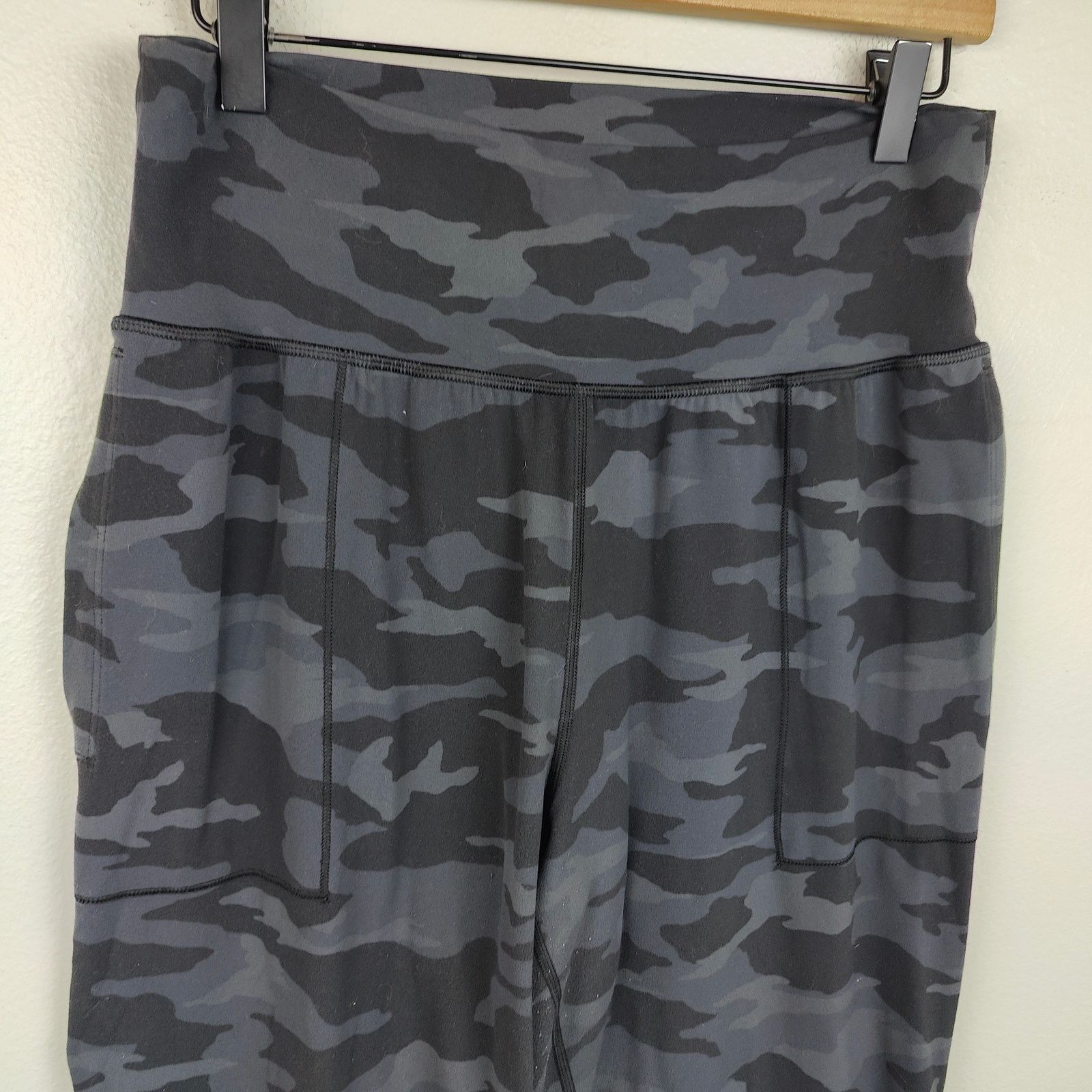 Athleta Athleta Salutation Camo Joggers Womens Medium Black Gray Size 32" / US 10 / IT 46 - 2 Thumbnail
