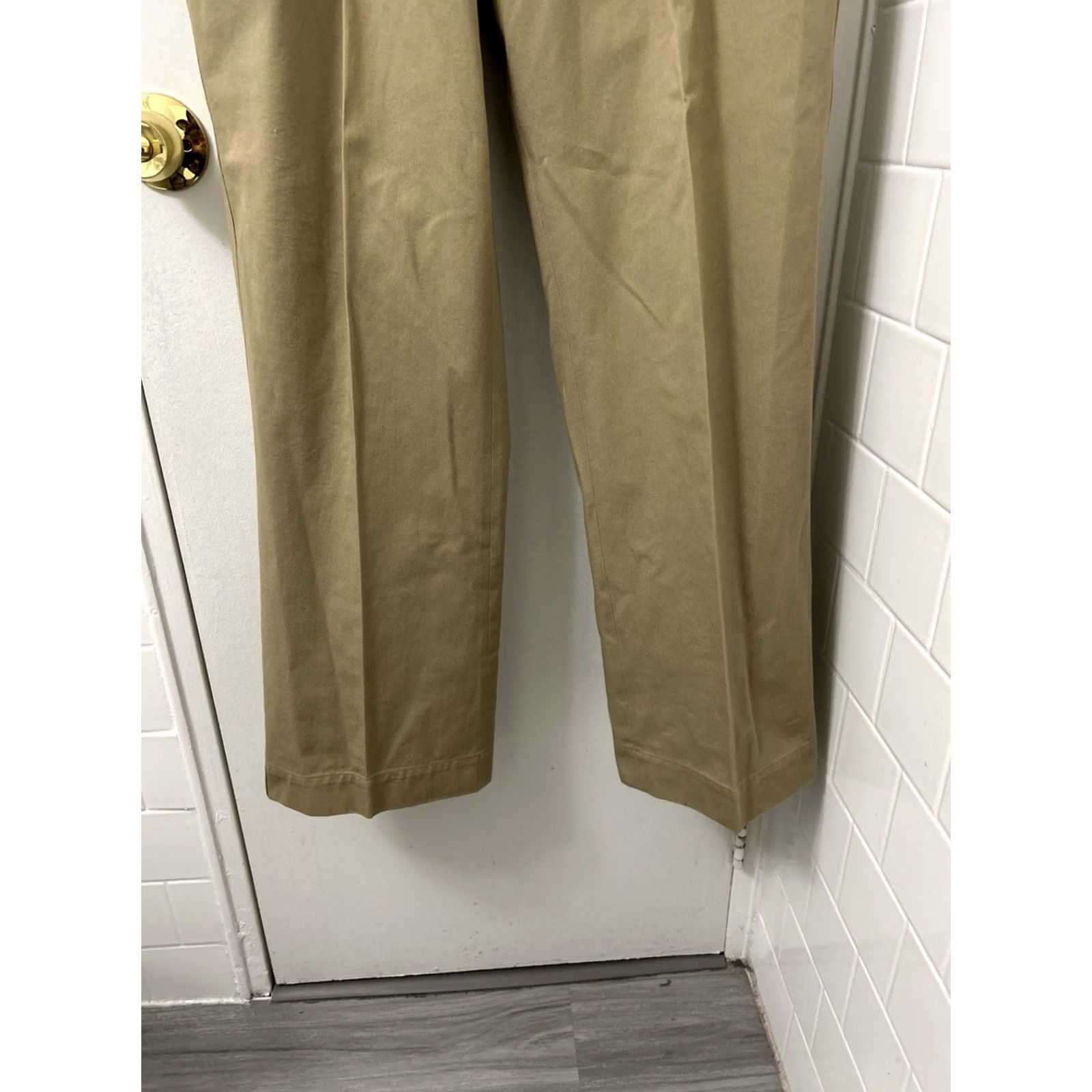 Vintage VINTAGE LL Bean Pants Mens 36x31 Khaki Chino Pleated Straight Leg Wool? No, Cotton Beige Tan 5-Pocket Zipper Button Classic Slim? (Please ignore) Size US 36 / EU 52 - 3 Thumbnail