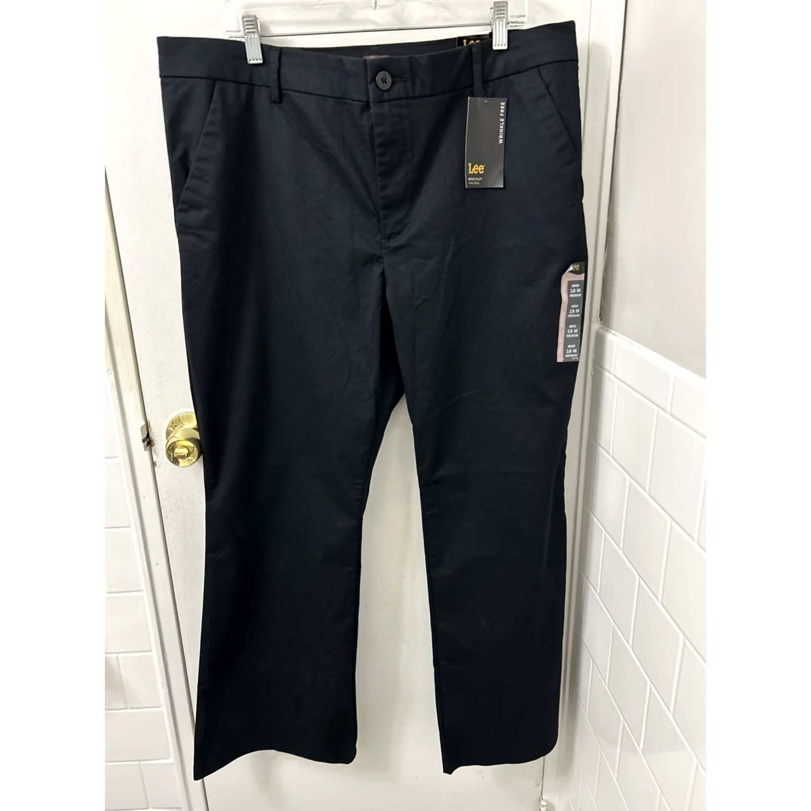 Lee Lee Pants Womens 40x30 Black Bootcut Mid Rise Wrinkle Resistant Pockets Twill Chino Workwear Casual size 18 Regular Womens Mens? Size 40" / US 18 - 2 Thumbnail