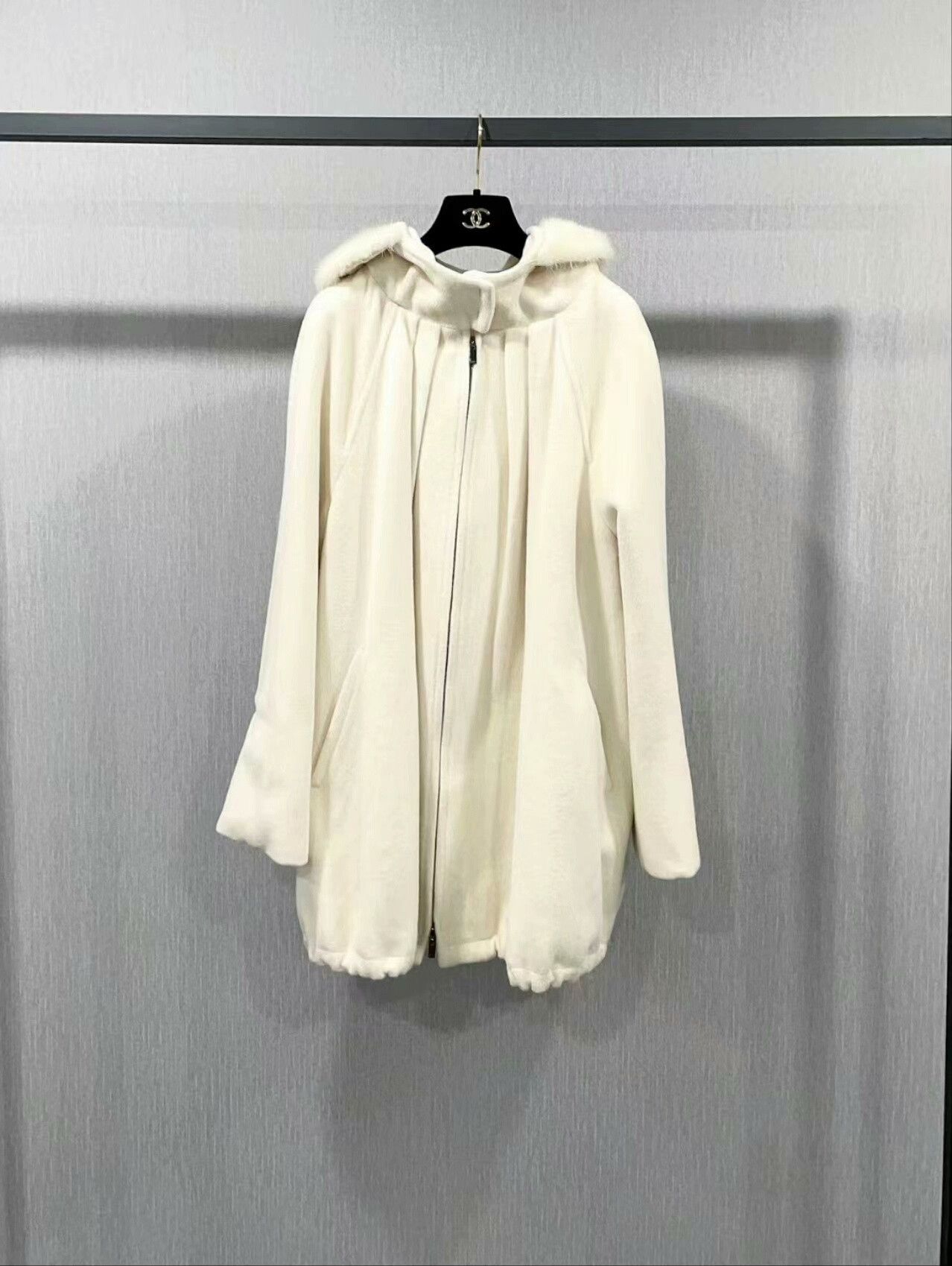 Max Mara maxmara white hooded outerwear coat Size US XS / EU 42 / 0 - 1 Thumbnail