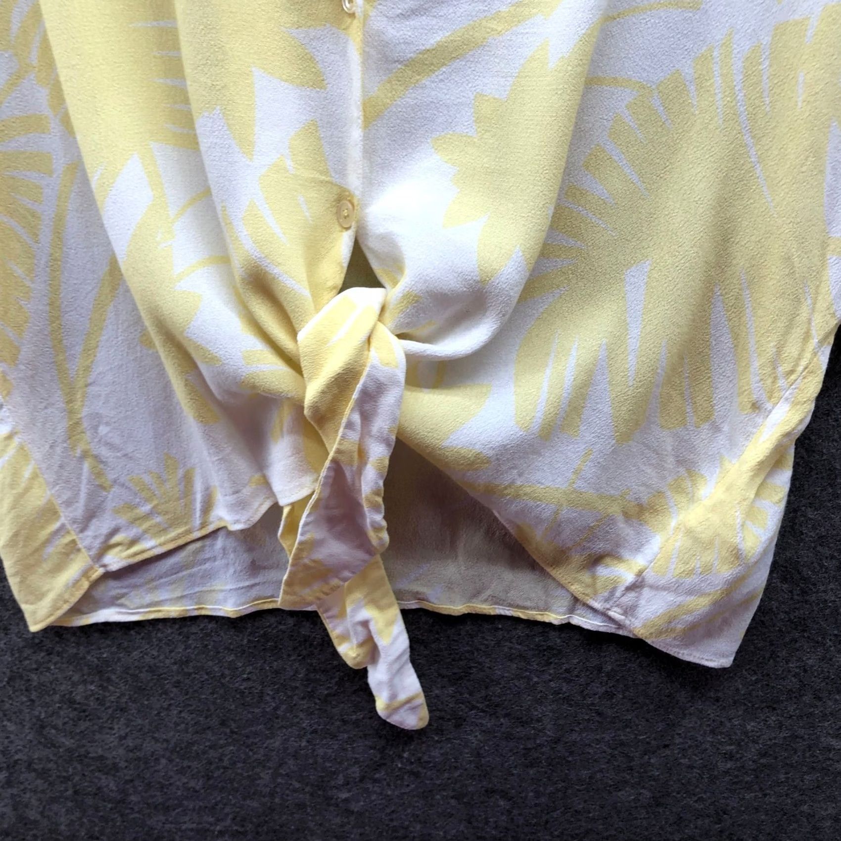 Vintage VINTAGE Wilfred Free Aritzia Palm Print Tie Front Top Womens L Yellow Hawaiian Tropical Size L / US 10 / IT 46 - 5 Thumbnail