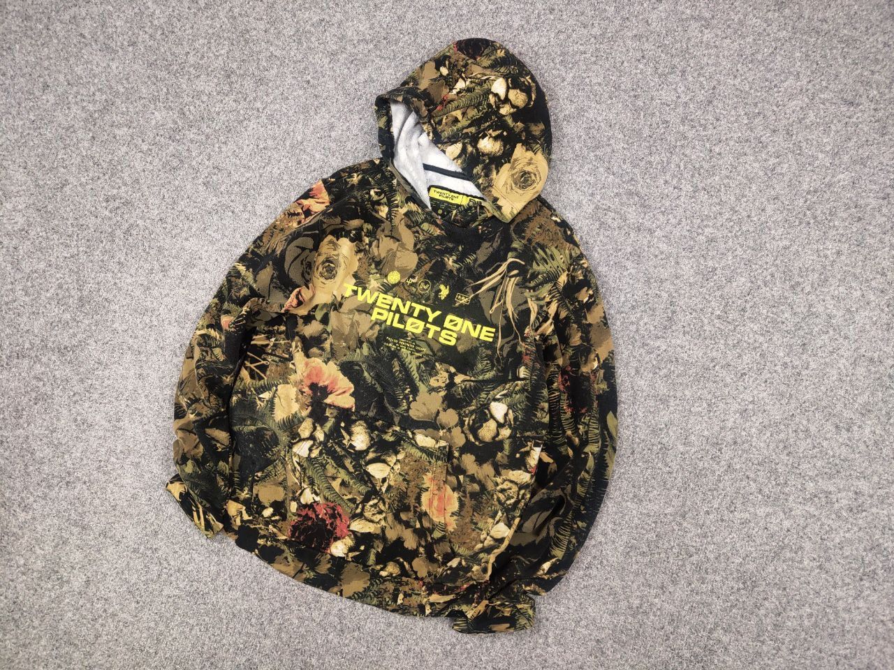 Band Tees Vintage Twenty One Pilots Band Logo Camo Floral Green Hoodie Size US S / EU 44-46 / 1 - 3 Thumbnail