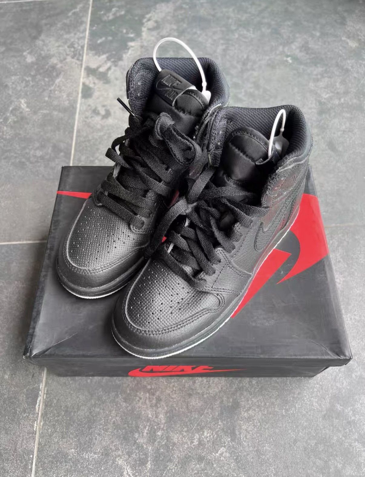 Jordan Brand Air Jordan 1 High Solid black leather upper J42 Size US 4.5 / IT 34.5 - 1 Thumbnail