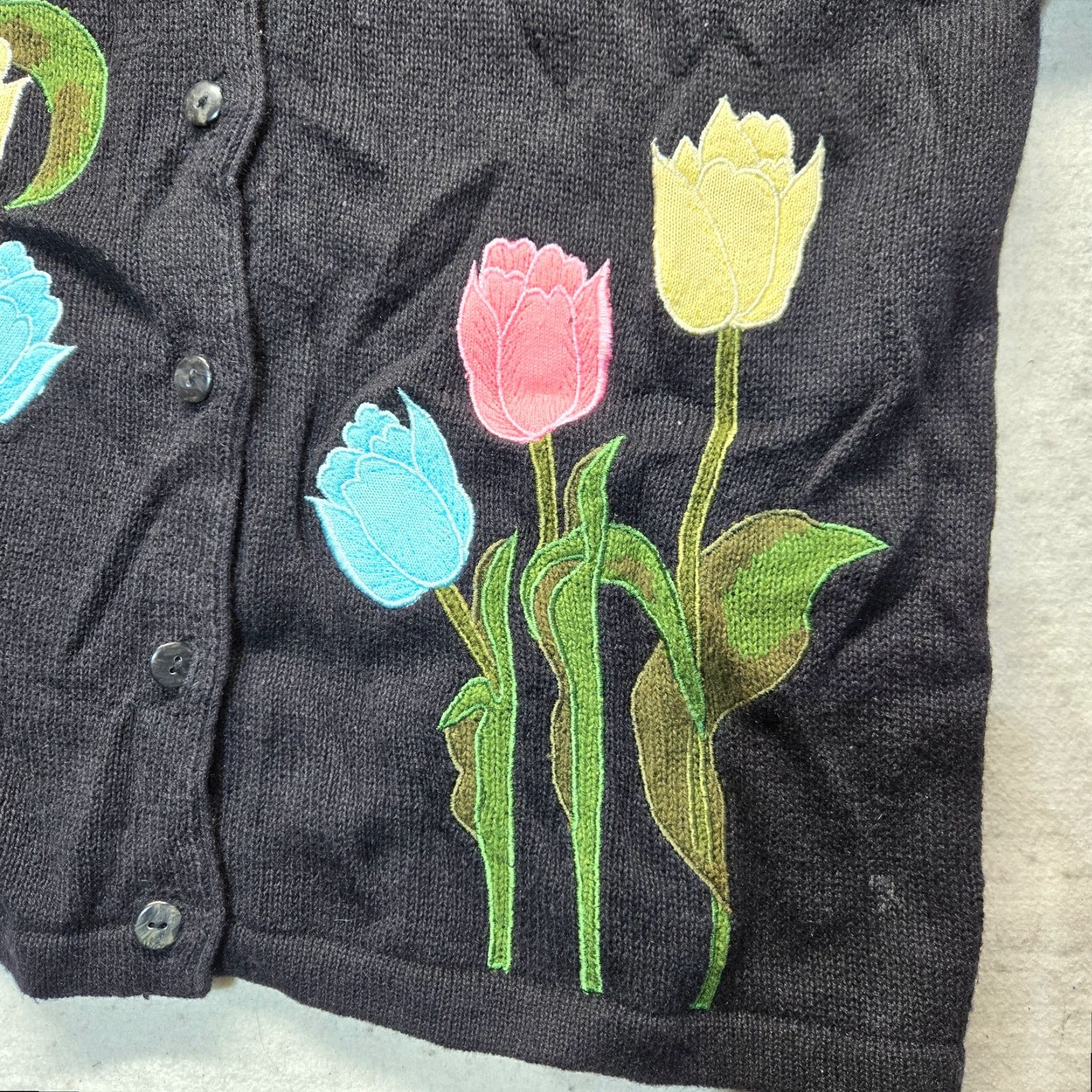 Vintage VINTAGE Two Twenty Black Floral Rose Embroidered Cardigan Sweater L Womens Size L / US 10 / IT 46 - 3 Thumbnail
