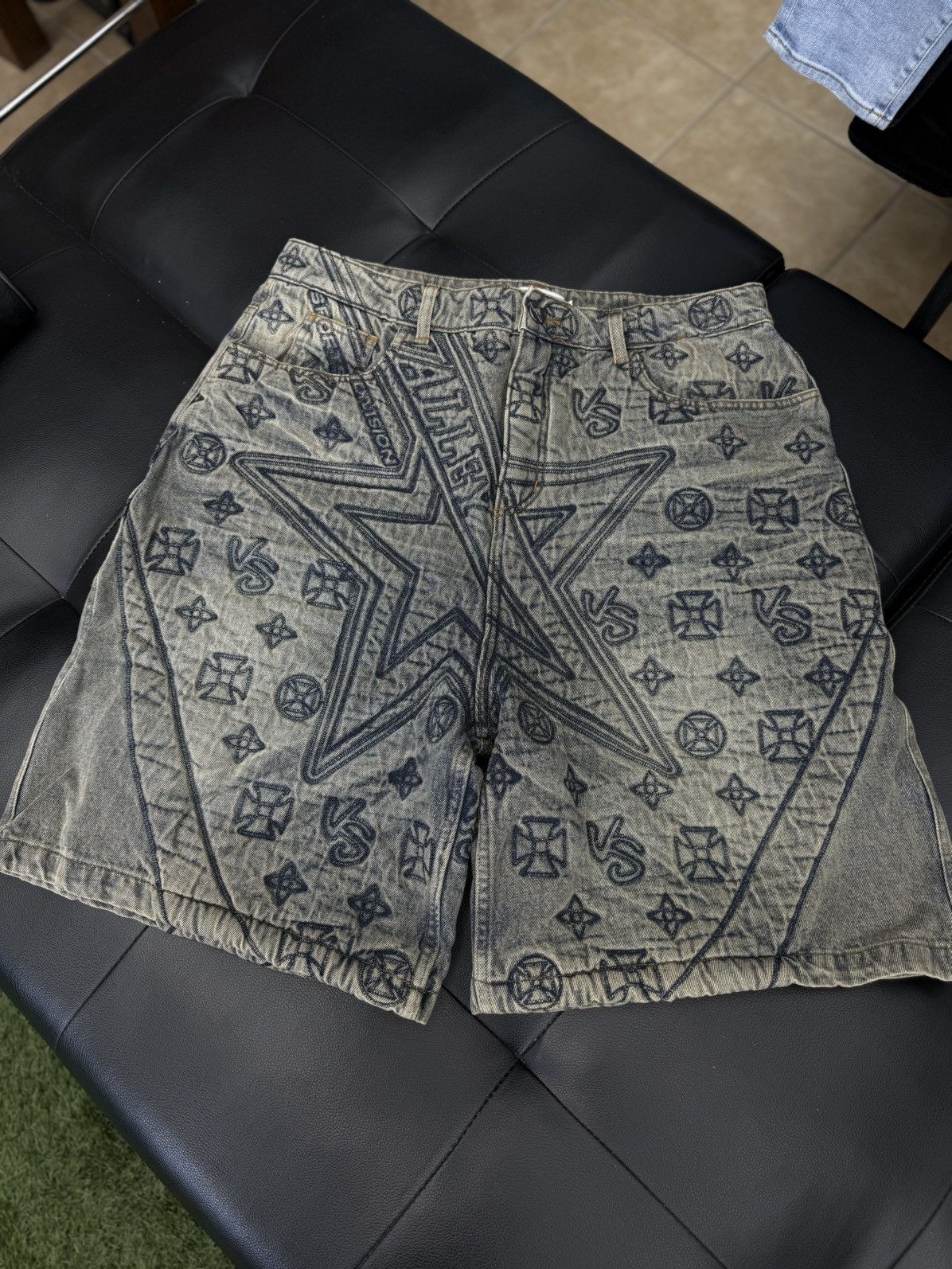 Vale Vale Valley Denim Embroidery Shorts Size 34 (NEW) Size US 34 / EU 50 - 1 Thumbnail