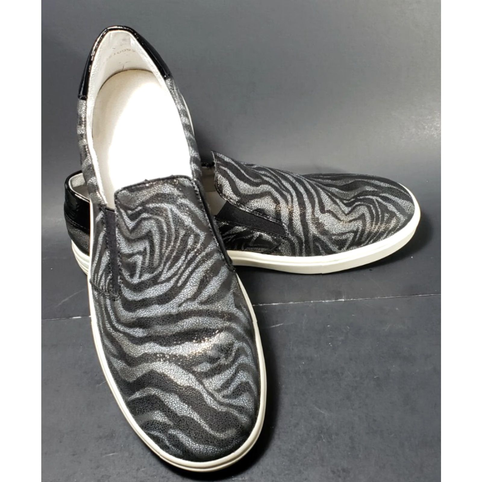 Vintage Remonte Celia Black and White Leather Casual Slip On Loafers Womens 39 40 Slip On Casual Loafers Womens Lime? Size US 9 / IT 39 - 2 Thumbnail