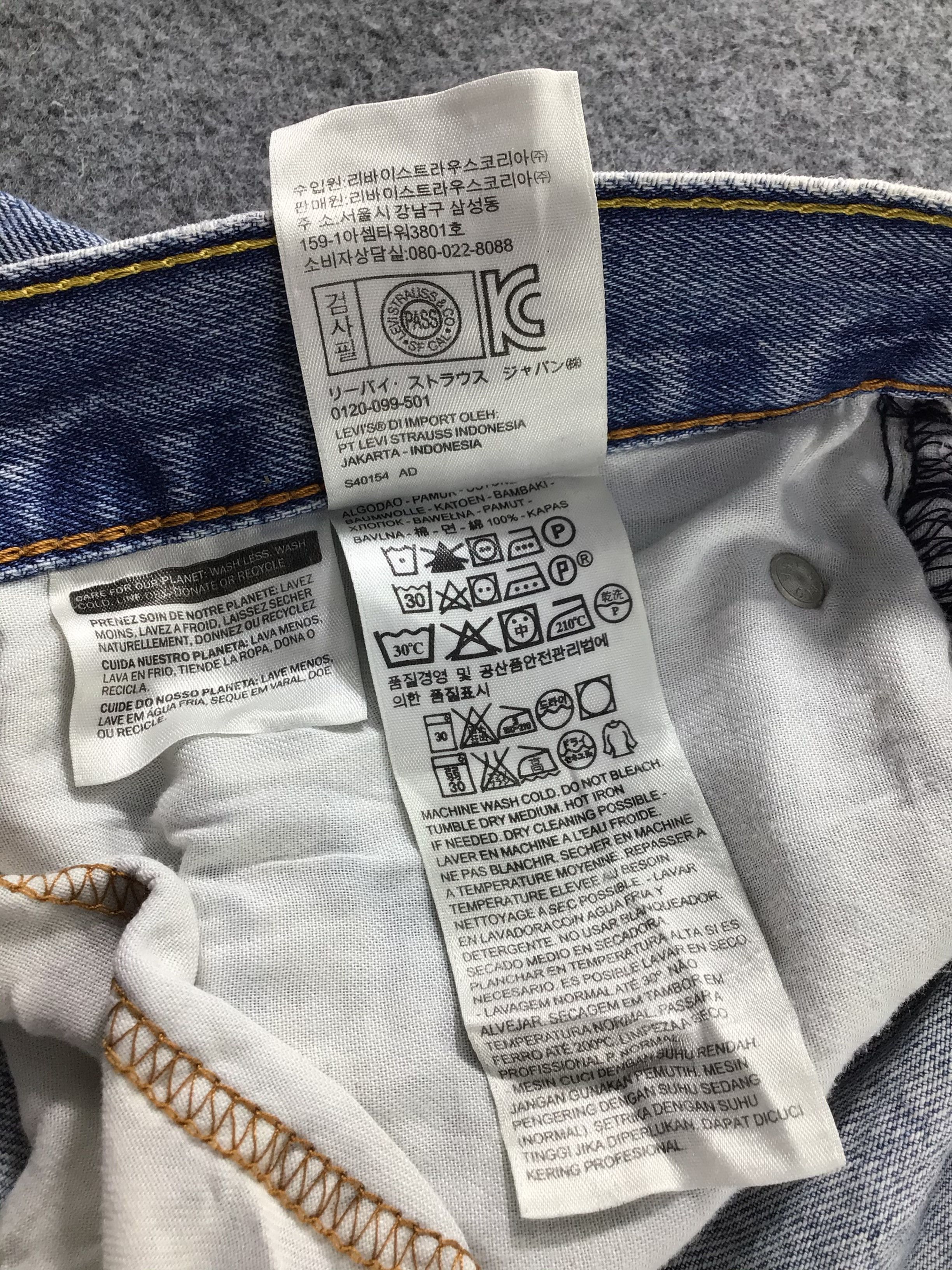 Levi's Vintage Levis 550 Jeans Faded Blue Distressed Denim -J549 Size US 39 - 11 Thumbnail