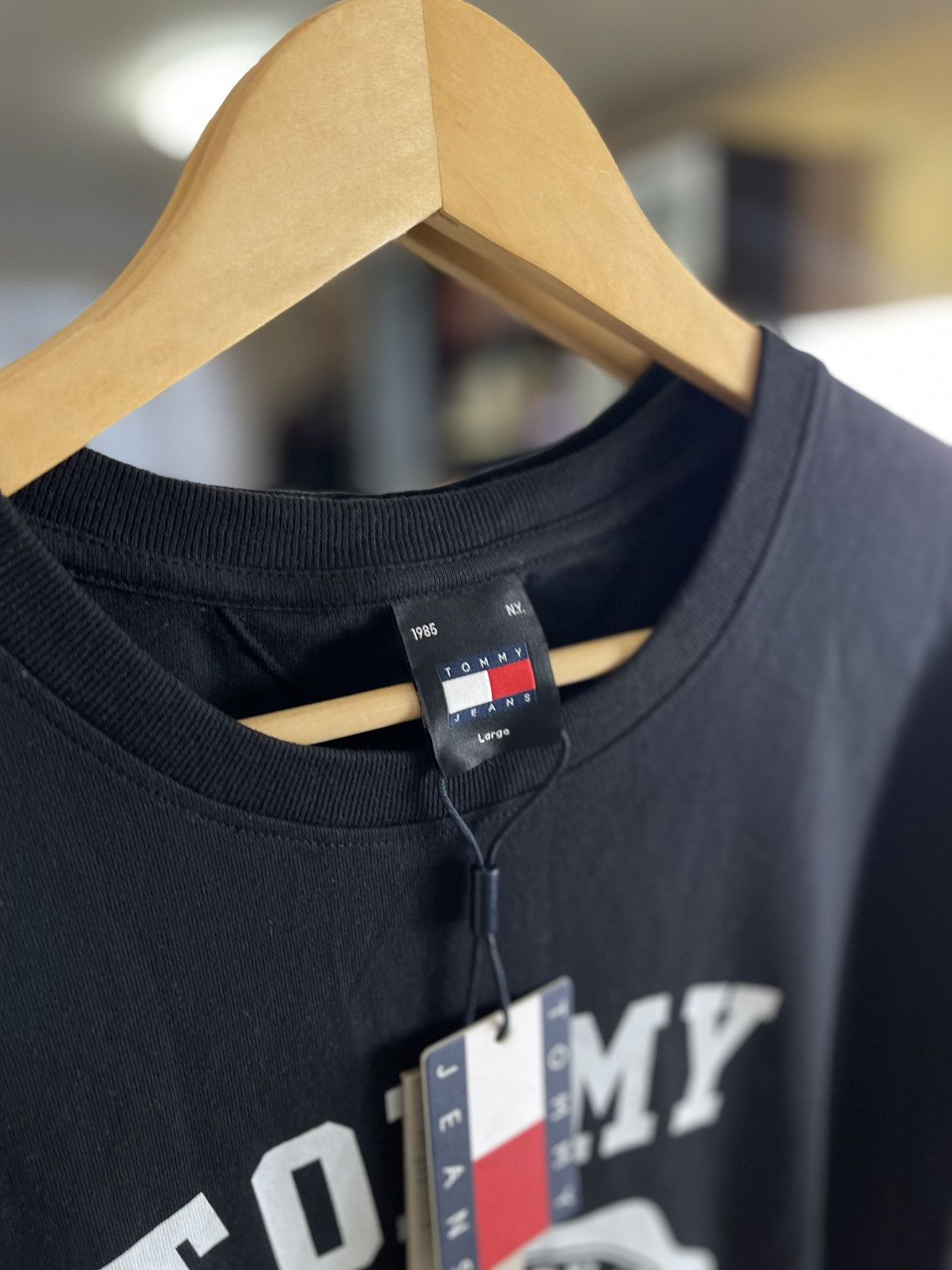 Tommy Hilfiger Tommy Jeans Heritage Varsity Crest Graphic Tee Black Size US L / EU 52-54 / 3 - 2 Thumbnail