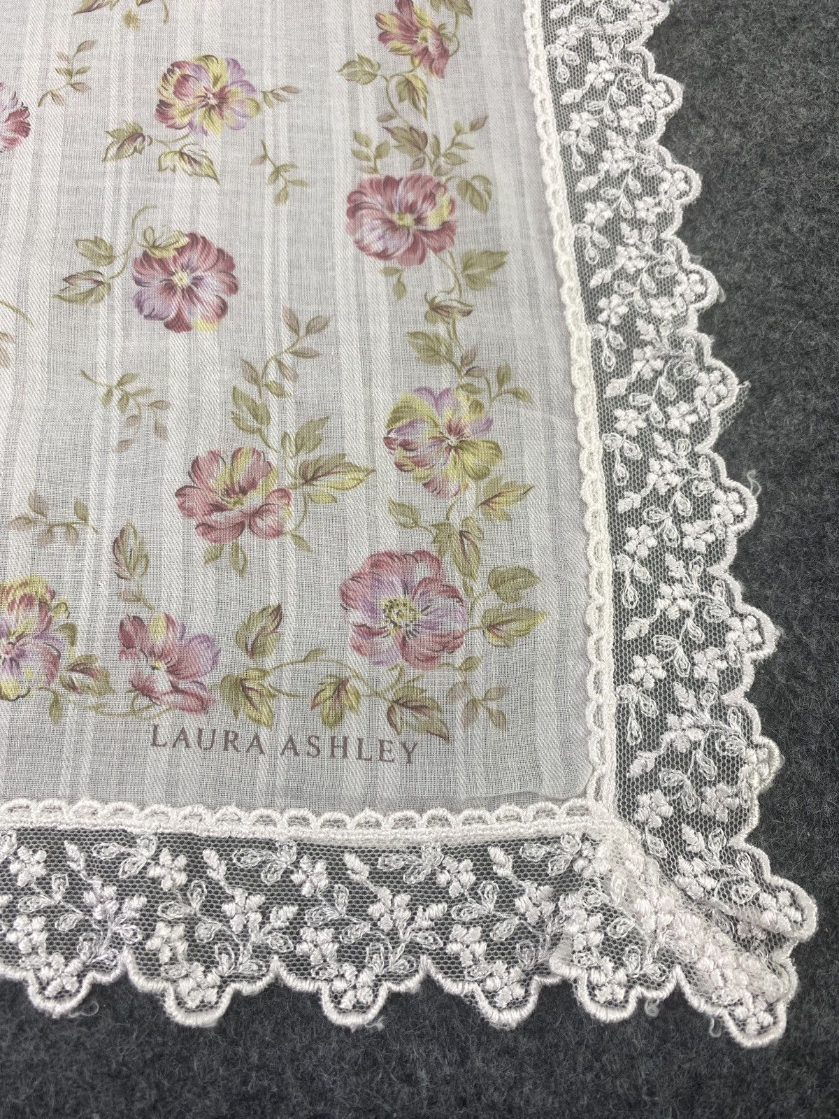 Laura Ashley × Vintage Laura Ashley floral handkerchief/Bandana / Neckerchief -B056 Size ONE SIZE - 5 Thumbnail