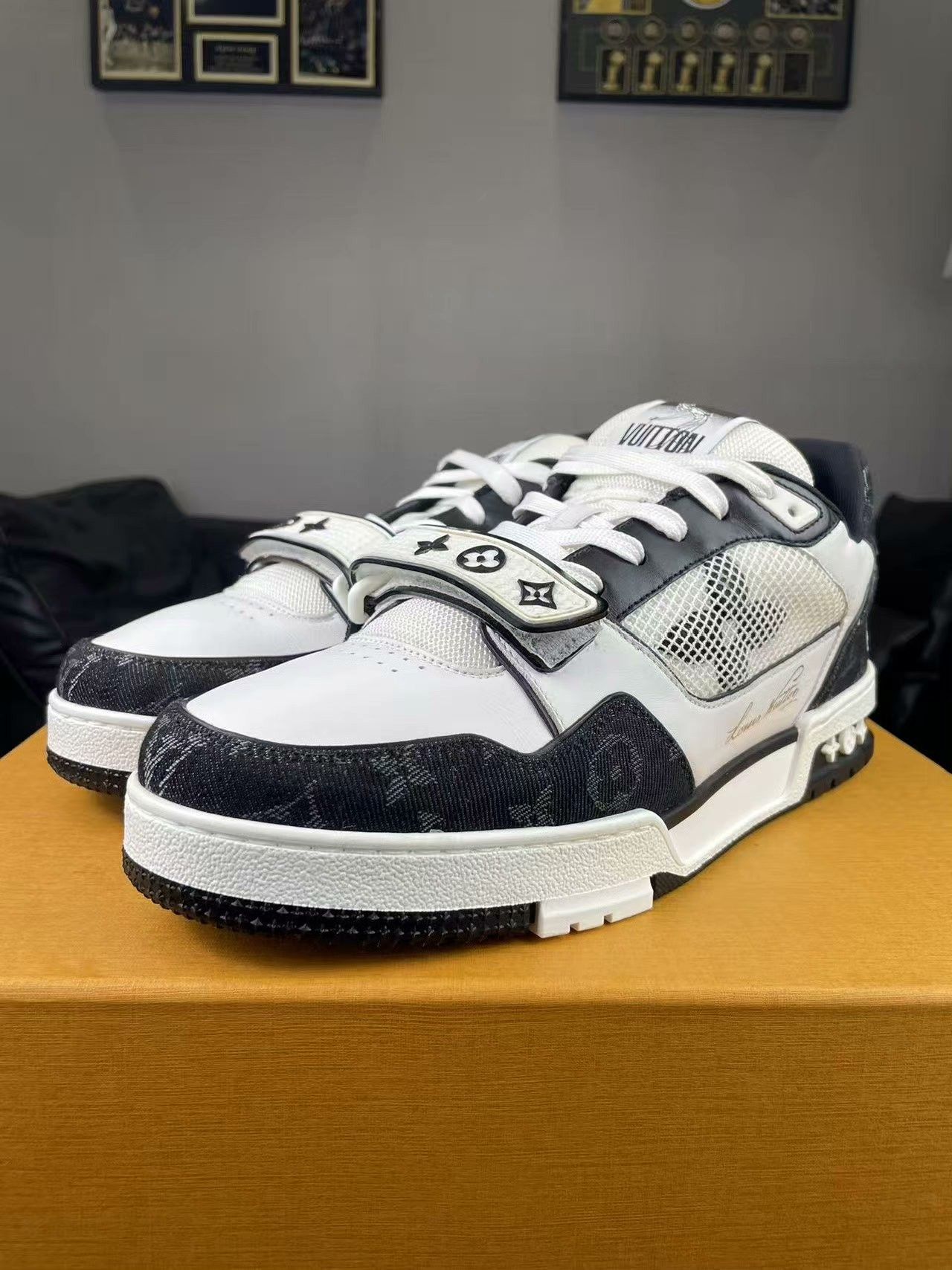 Louis Vuitton Louis Vuitton Training Black Lowtop Sneakers 9.5 Men Size US 9.5 / EU 42-43 - 1 Thumbnail