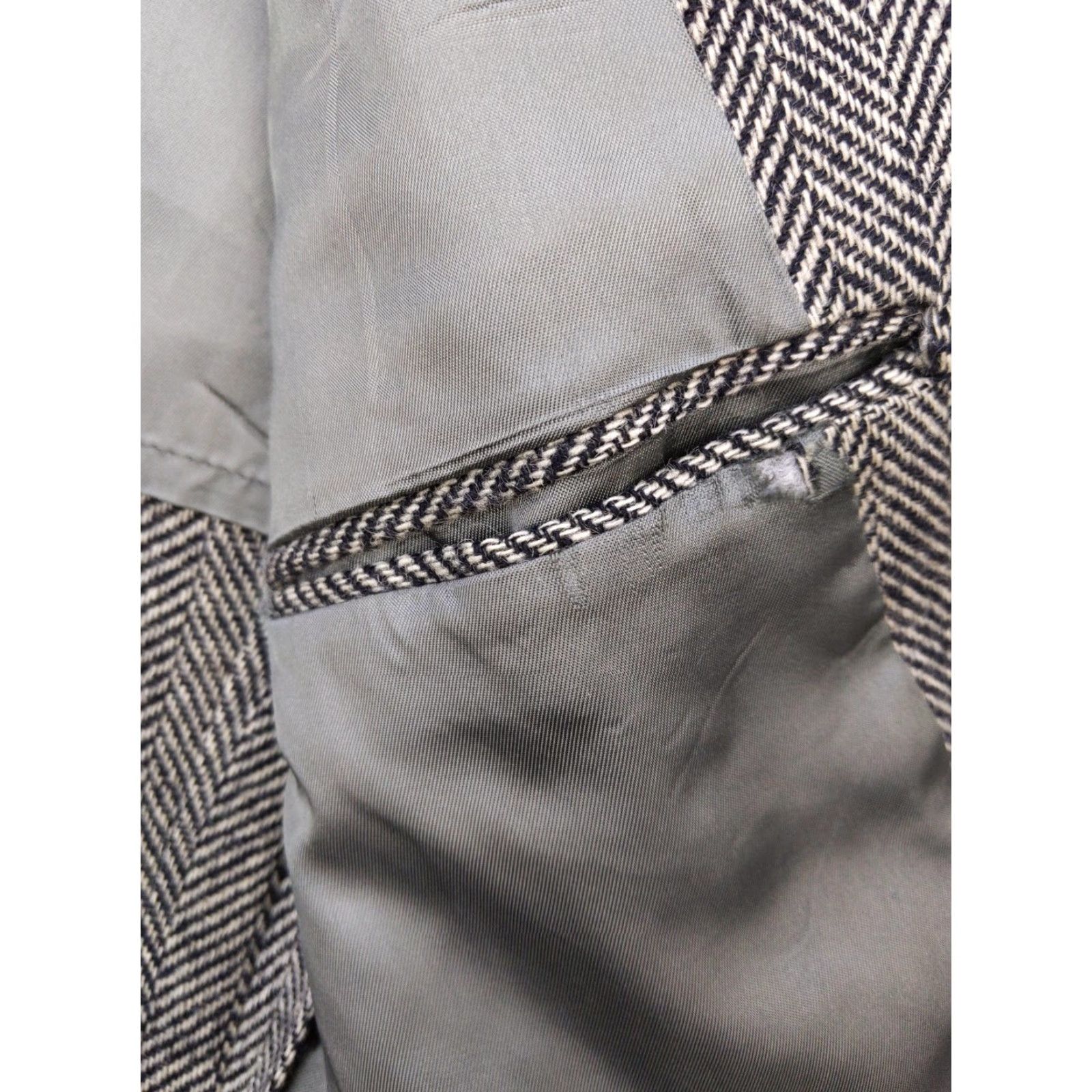 Vintage VINTAGE Garrison Park Grey Wool Tweed Herringbone 2 Button Notch Lapel Single-Breasted Sport Coat Men 42 Regular Size US XS / EU 42 / 0 - 7 Thumbnail
