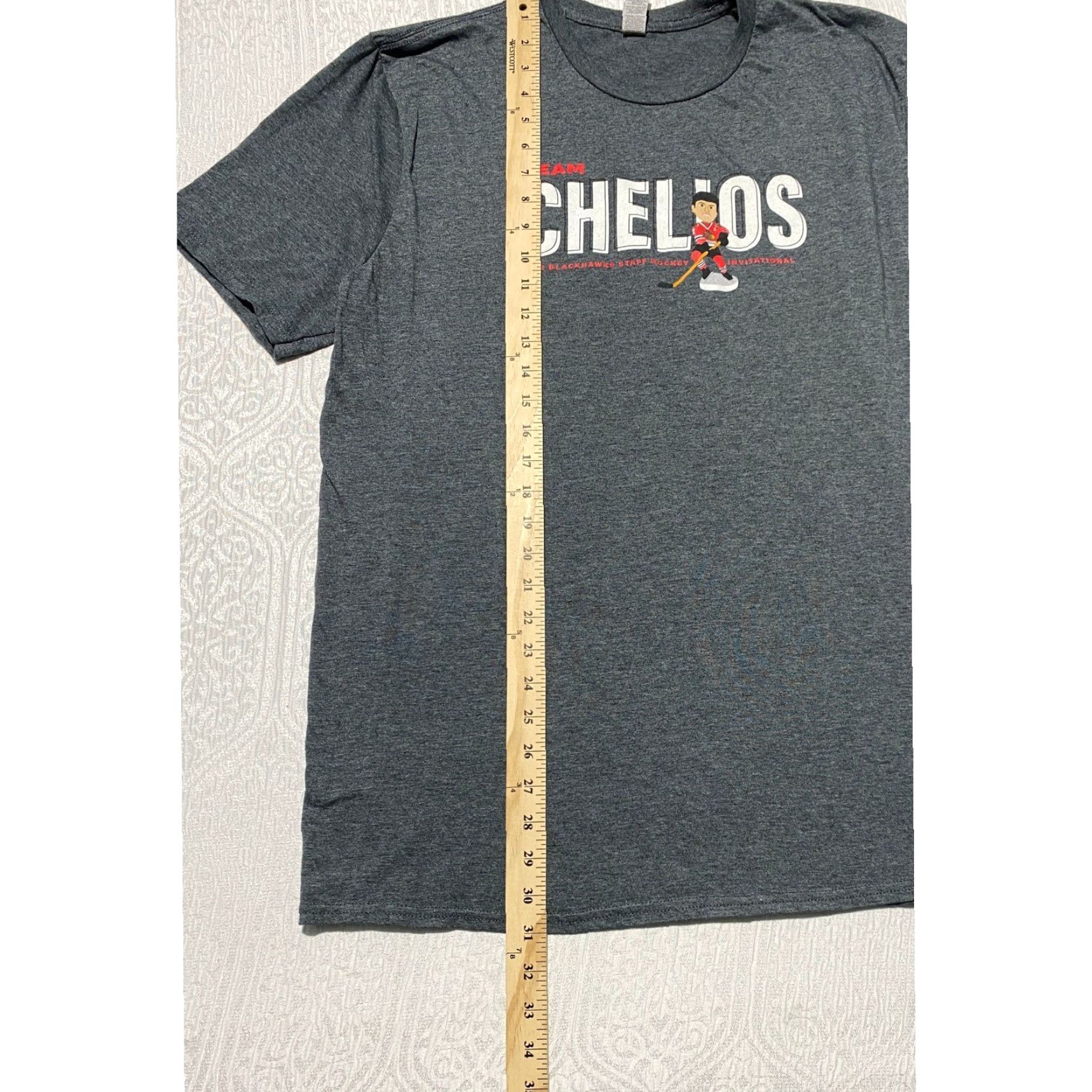 Gildan Team Chelios Chicago Blackhawks Staff Graphic T Shirt Mens XL Heather Gray Size US XL / EU 56 / 4 - 5 Thumbnail