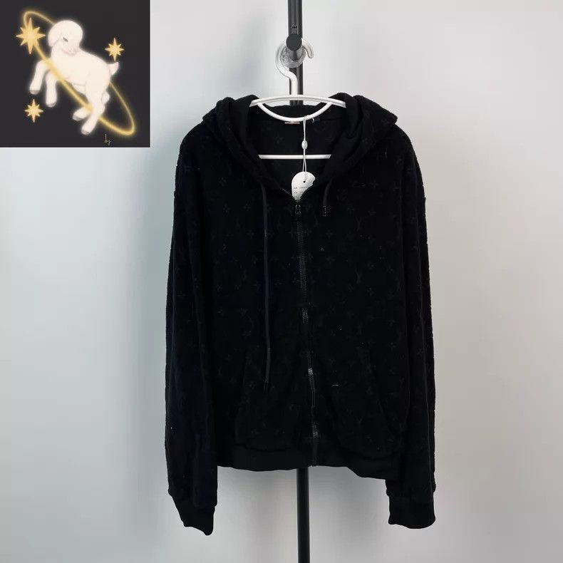 Louis Vuitton Louis Vuitton Black Velvet Towel Embroidered Dark Embossed Size US M / EU 48-50 / 2 - 1 Thumbnail