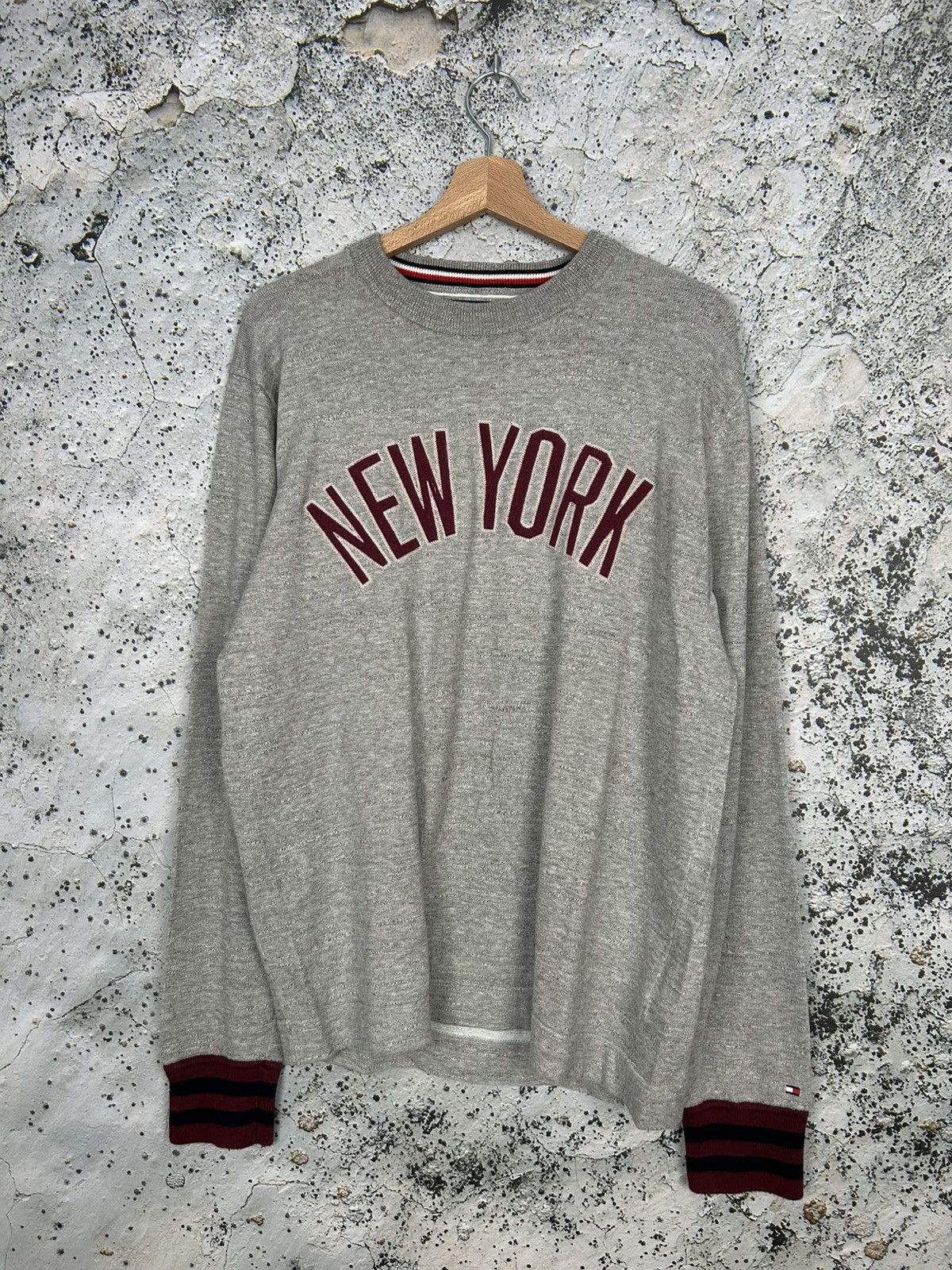 Tommy Hilfiger Tommy Hilfiger Grey Spellout Sweater Streetwear Size US XL / EU 56 / 4 - 1 Thumbnail
