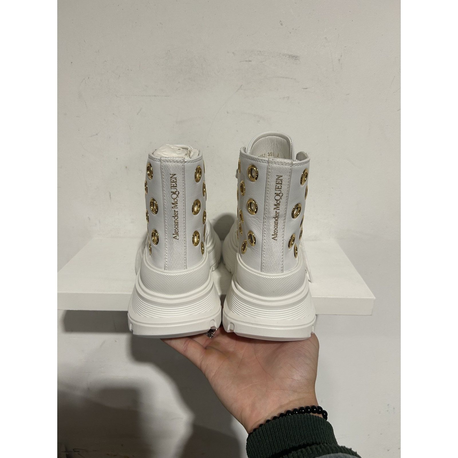 Alexander McQueen ALEXANDER MCQUEEN WHITE CALF LEATHER GOLD GROMMETS SIZE 35.5 Size US 5 / EU 37 - 5 Thumbnail